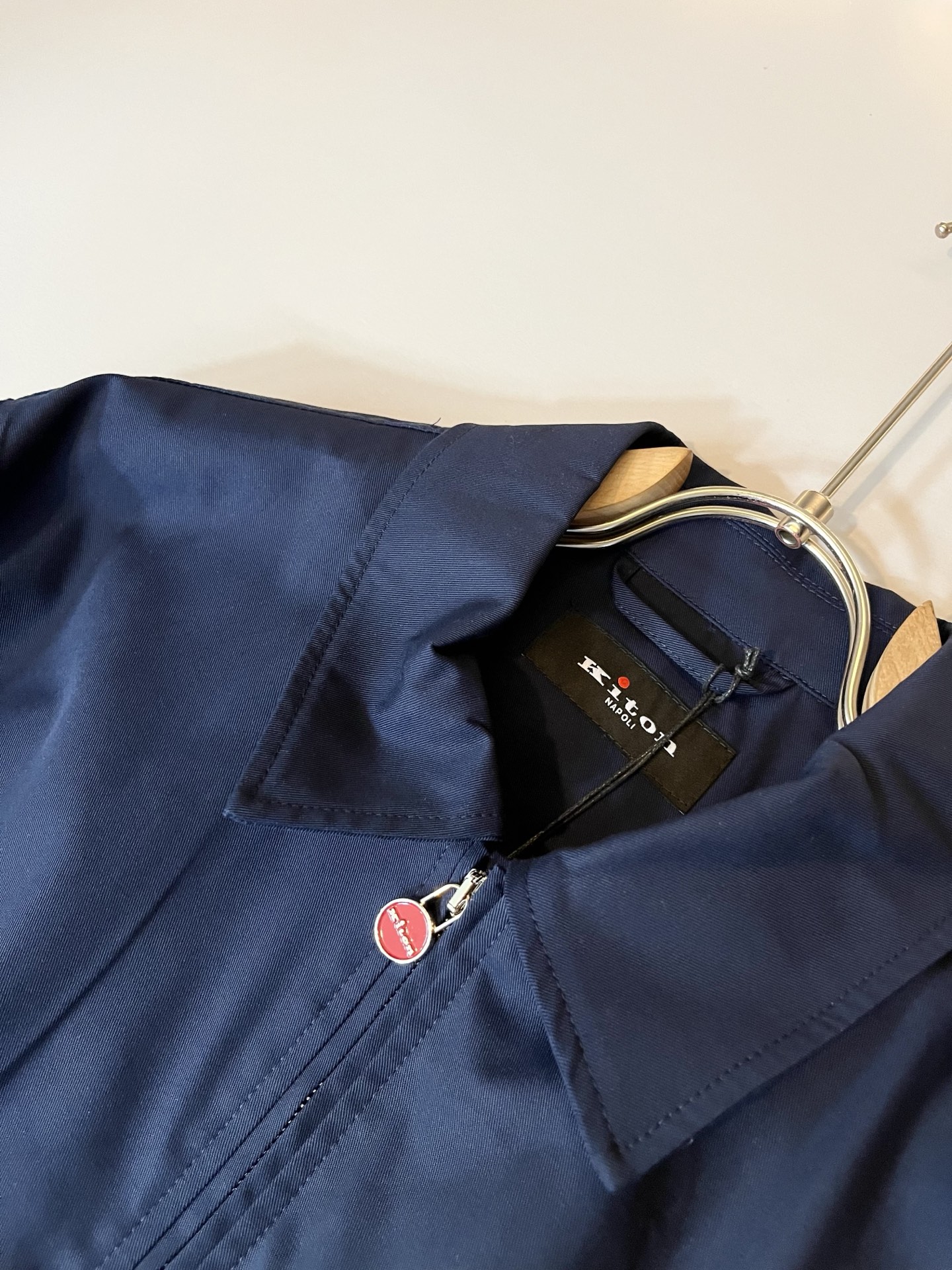 Kiton 2025秋冬新款男士休闲夹克，采用进口专属帆布面料！！简单LOGO标识五金设计！代表品牌形象