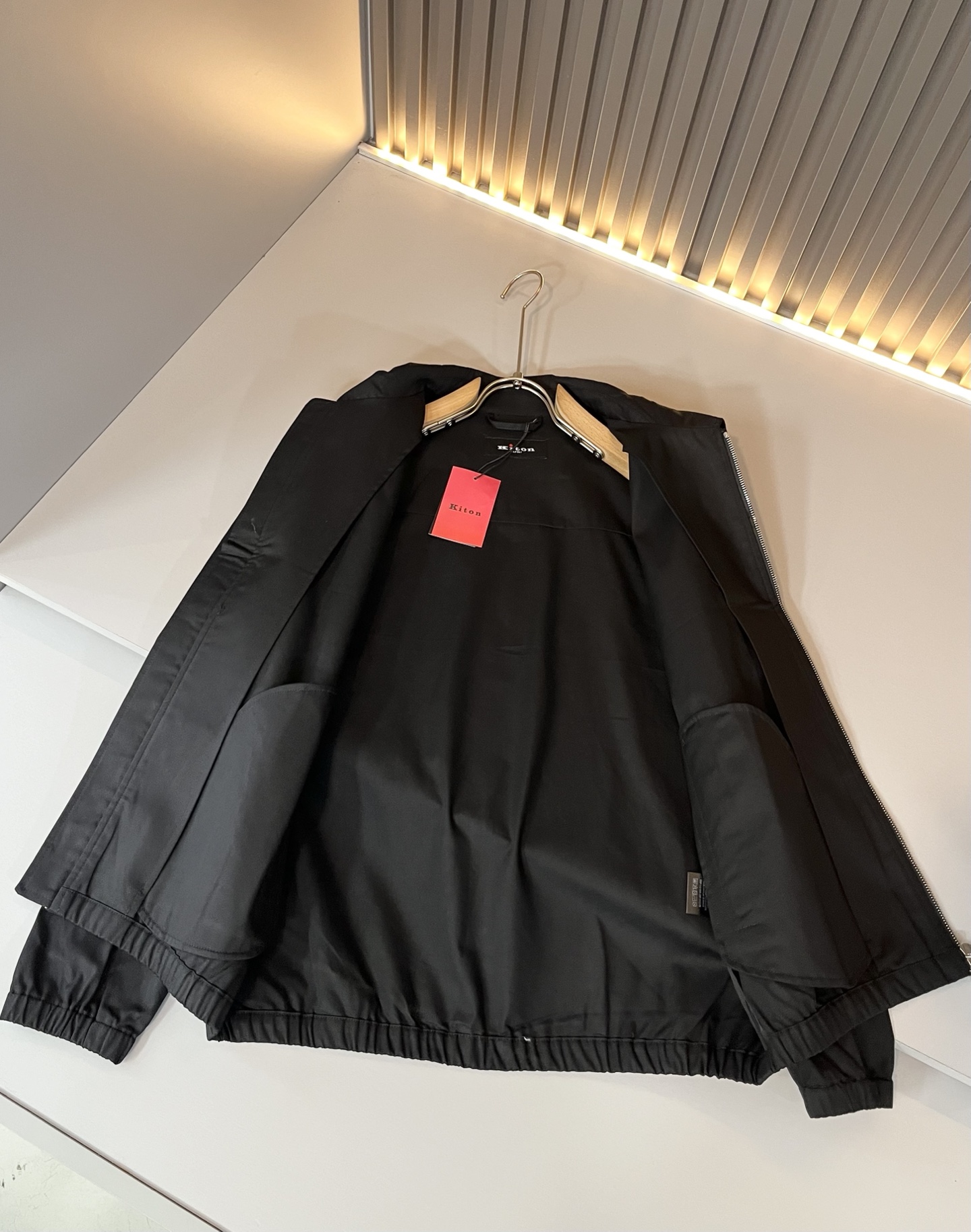 Kiton 2025秋冬新款男士休闲夹克，采用进口专属帆布面料！！简单LOGO标识五金设计！代表品牌形象