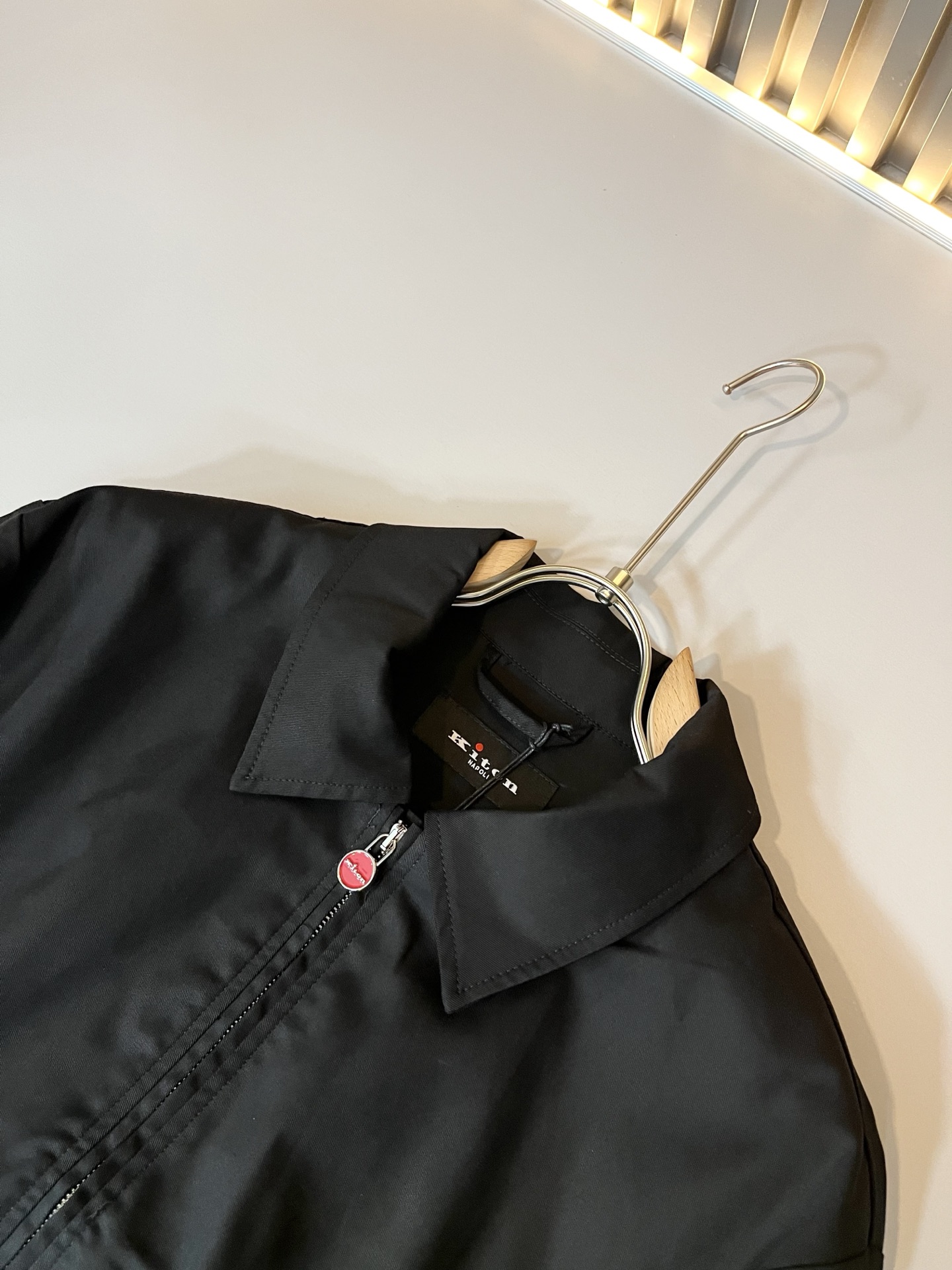 Kiton 2025秋冬新款男士休闲夹克，采用进口专属帆布面料！！简单LOGO标识五金设计！代表品牌形象