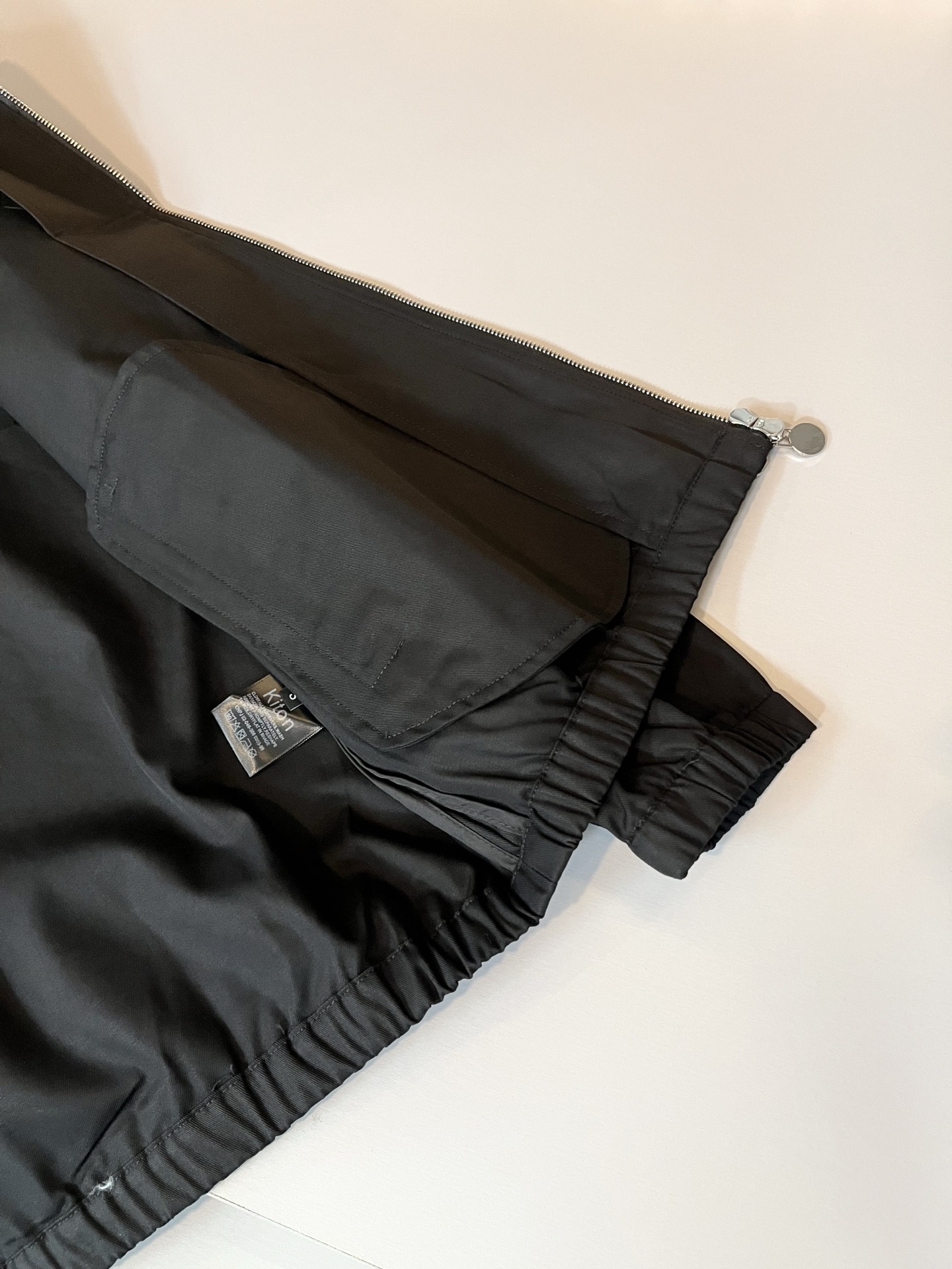 Kiton 2025秋冬新款男士休闲夹克，采用进口专属帆布面料！！简单LOGO标识五金设计！代表品牌形象