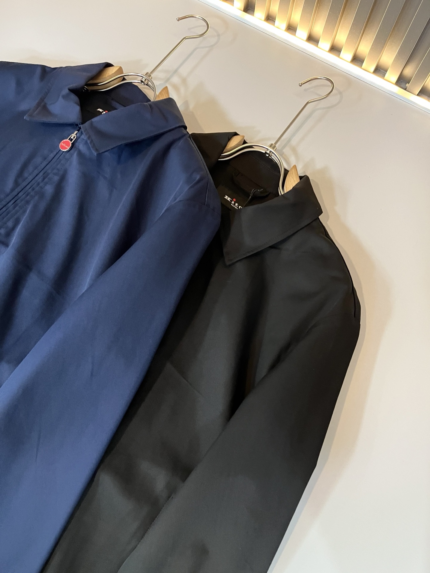 Kiton 2025秋冬新款男士休闲夹克，采用进口专属帆布面料！！简单LOGO标识五金设计！代表品牌形象