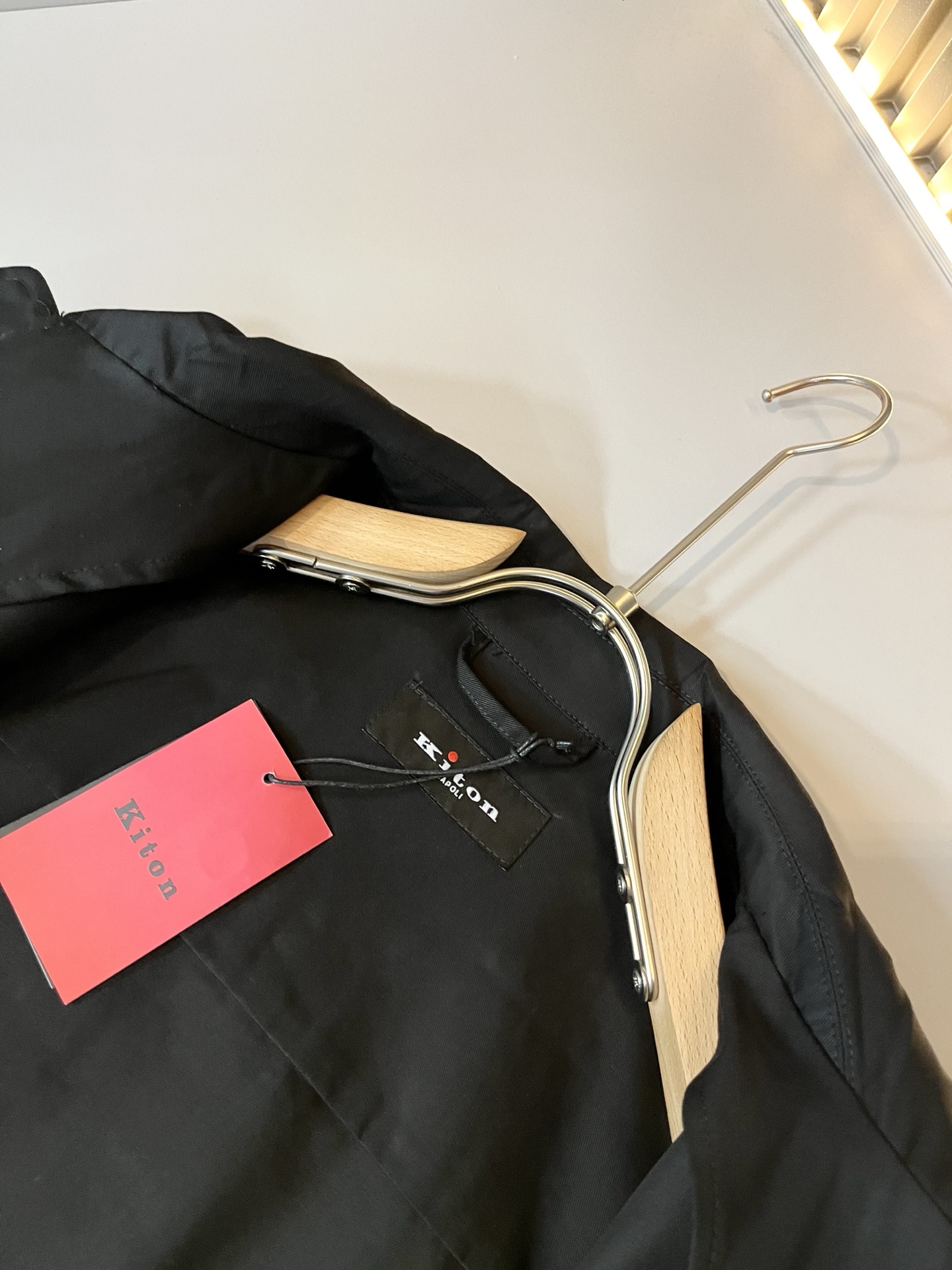 Kiton 2025秋冬新款男士休闲夹克，采用进口专属帆布面料！！简单LOGO标识五金设计！代表品牌形象