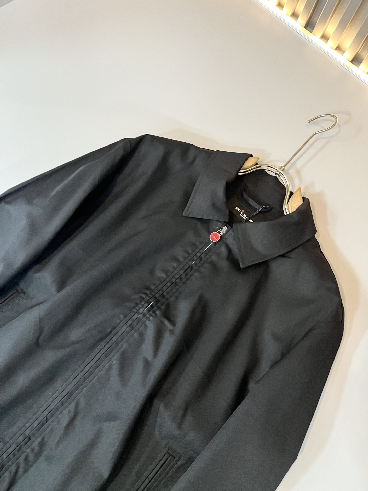 Kiton 2025秋冬新款男士休闲夹克，采用进口专属帆布面料！！简单LOGO标识五金设计！代表品牌形象