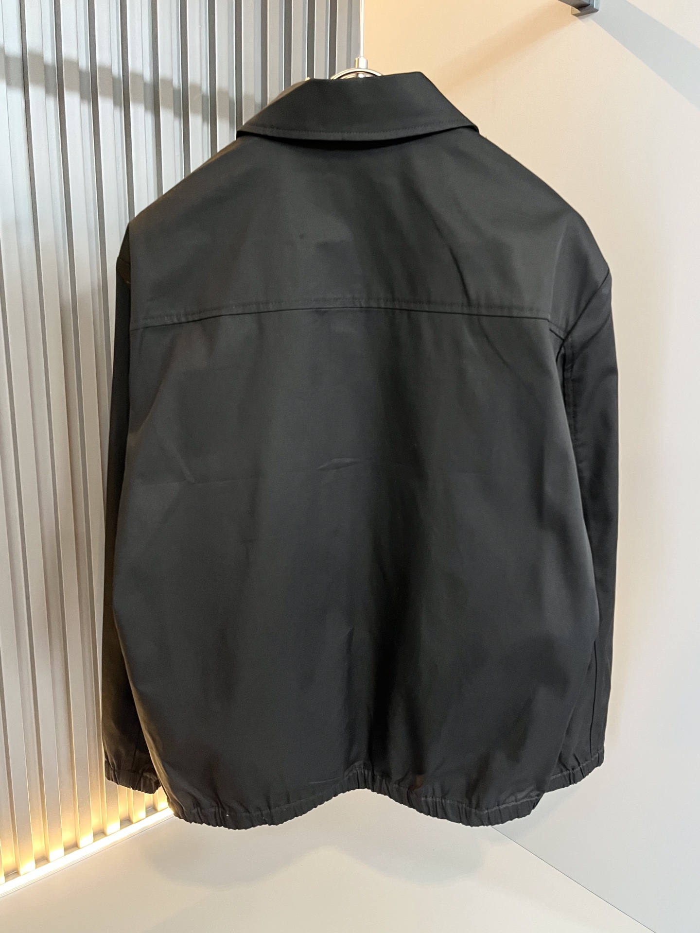 Kiton 2025秋冬新款男士休闲夹克，采用进口专属帆布面料！！简单LOGO标识五金设计！代表品牌形象