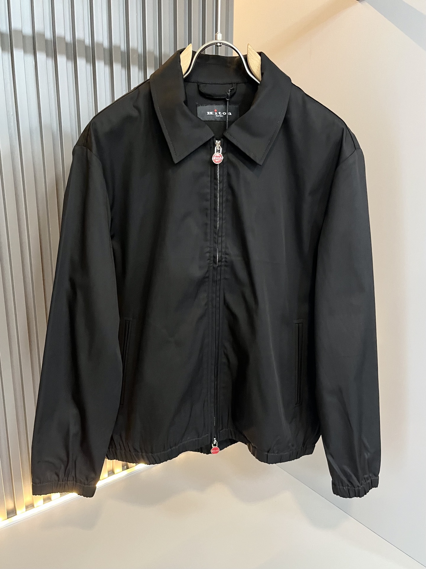 Kiton 2025秋冬新款男士休闲夹克，采用进口专属帆布面料！！简单LOGO标识五金设计！代表品牌形象