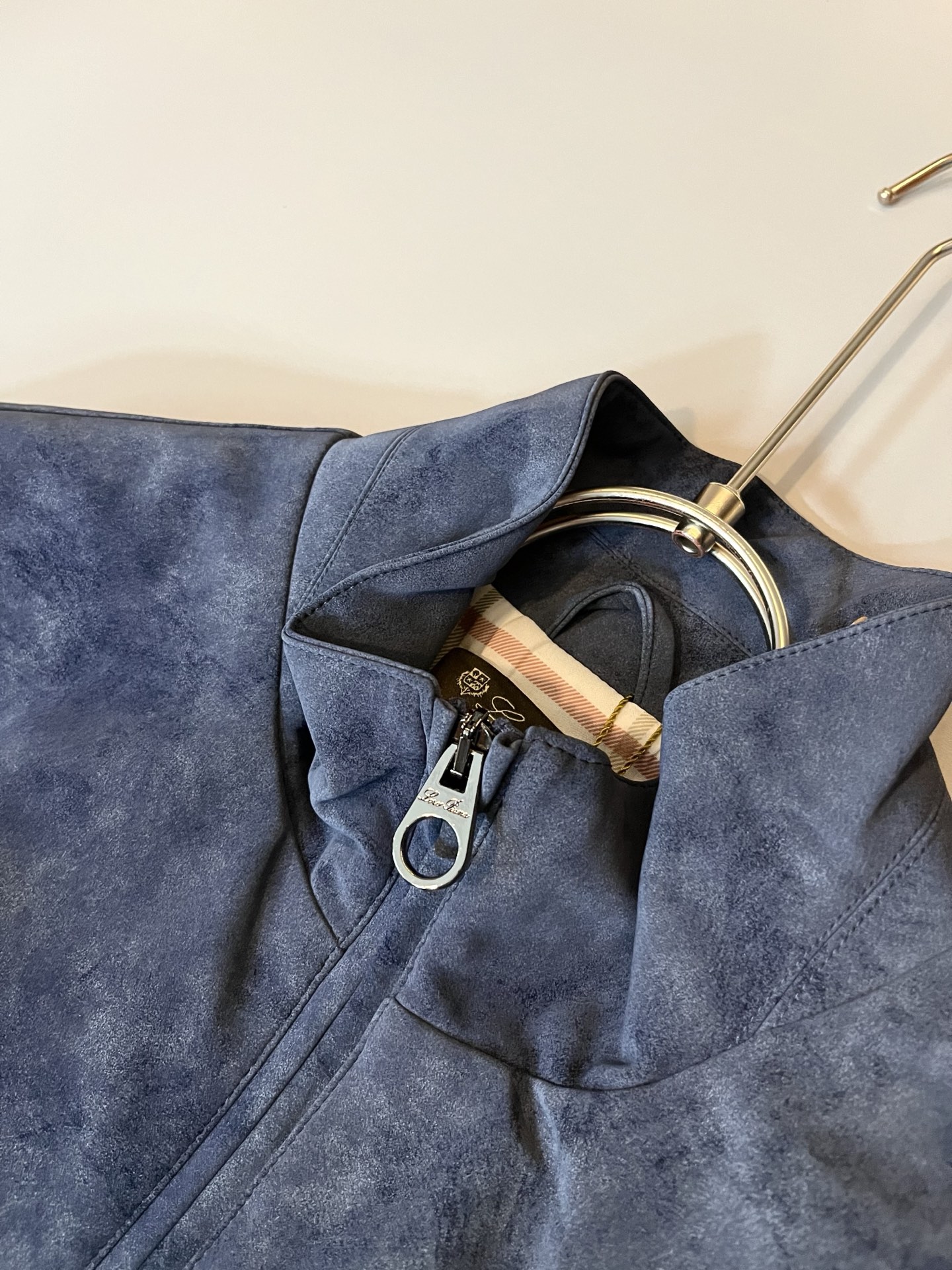 Loro Piana诺悠翩雅 2025秋冬新品男士休闲夹克外套，外贸公司订单！客供仿鹿绒材质，经典的专有