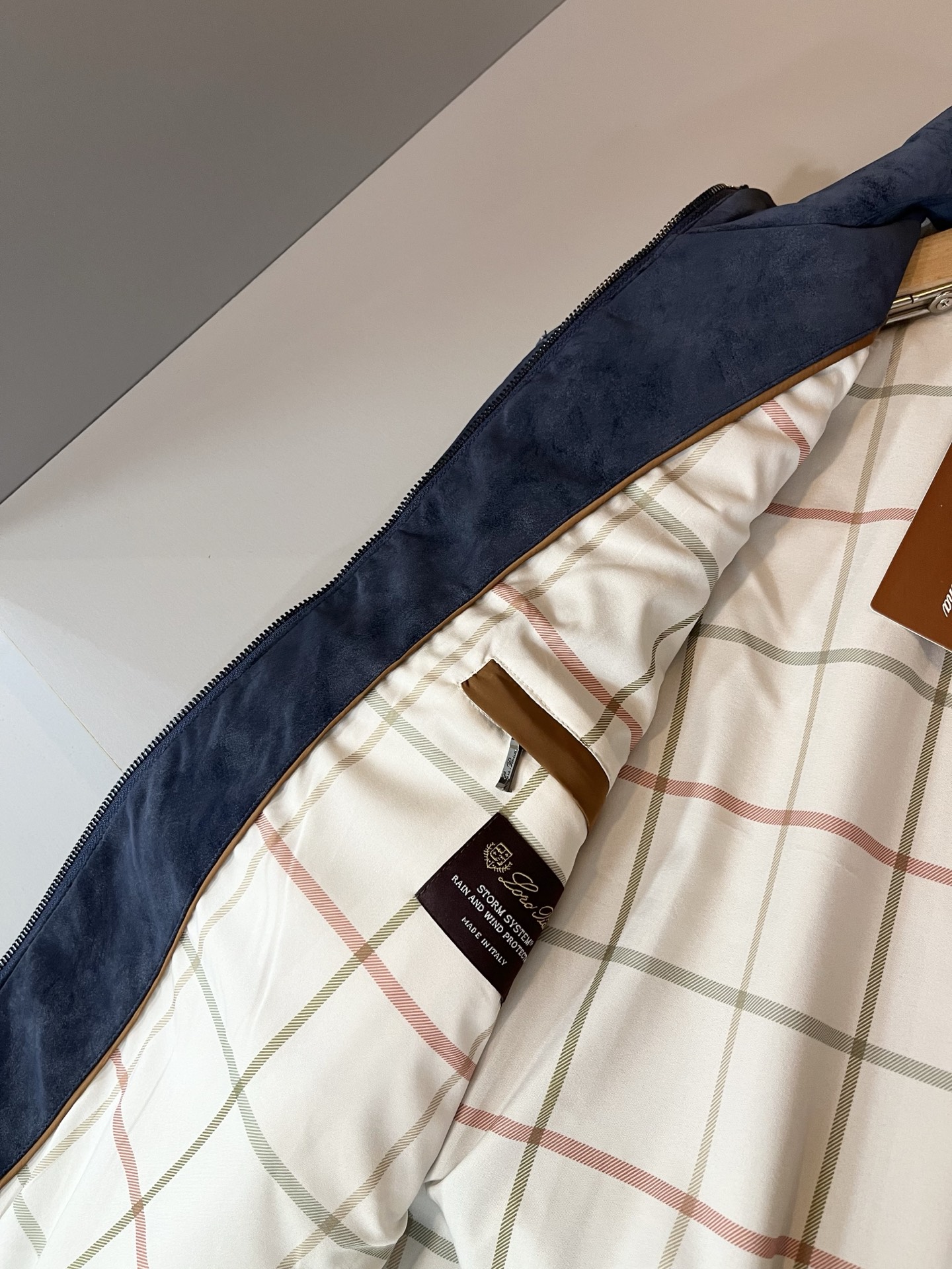 Loro Piana诺悠翩雅 2025秋冬新品男士休闲夹克外套，外贸公司订单！客供仿鹿绒材质，经典的专有