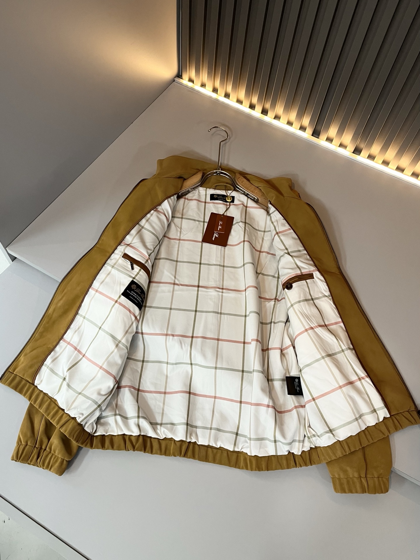 Loro Piana诺悠翩雅 2025秋冬新品男士休闲夹克外套，外贸公司订单！客供仿鹿绒材质，经典的专有