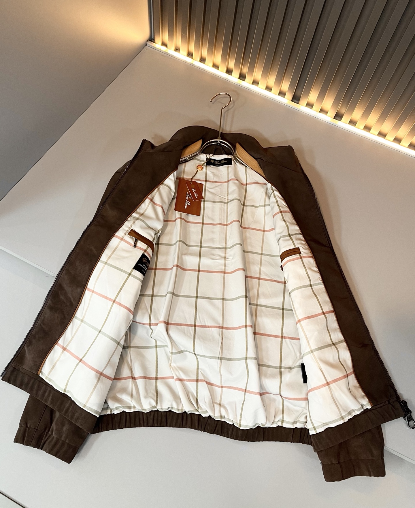 Loro Piana诺悠翩雅 2025秋冬新品男士休闲夹克外套，外贸公司订单！客供仿鹿绒材质，经典的专有