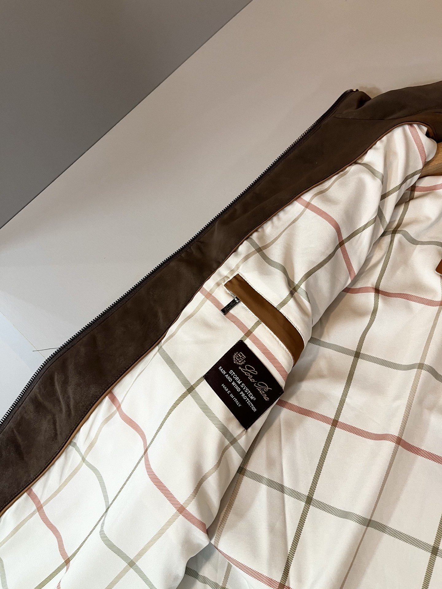 Loro Piana诺悠翩雅 2025秋冬新品男士休闲夹克外套，外贸公司订单！客供仿鹿绒材质，经典的专有