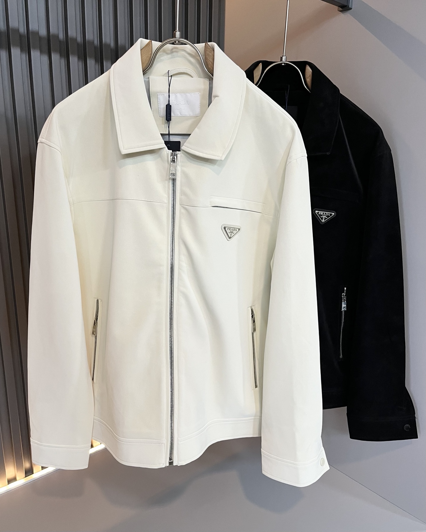 NO:512695,PRAD*A Pu*da 2025 autumn and winter new men and women's same-sized wash leather jacket, the latest fashionable and casual zipper jacket, fashionable jacket! Trading company channels are rare, and it is released on the official website. The most anticipated high-quality products of the male and goddesses are coming, making you feel what it means to be truly high and luxurious! This jacket is made of P-fabric professional custom wash leather fabric, with a neat and smooth surface and lustrous texture, and the texture is obvious through the screen. The upper body is comfortable, light and not stuffy, and the windproof gives you the most enjoyable wearing experience! The body is exquisite hardware logo badge accessories!  Perfectly enhance the overall sense of luxury and class, and you can get a high-end luxury atmosphere at a glance! Basic regular jacket style cut, versatile and simple upper body, not picky, easy to deal with various occasions and environments, is undoubtedly a must-have item for daily commuting! Size S-2XL, prada, jackets & coats, jackets & coats, alexander wang19860909PRAD*A普*达2025秋冬新款男女同款洗水皮夹克外套,最新时尚休闲拉链夹克,时尚夹克外套!贸易公司渠道稀出,同步官网发售,男神女神最为期待的精品狠货重磅来袭,让你感受到什么叫真正的高奢有内涵!此款夹克外套选用了P家专业定制洗水皮面料制成,表面整洁光滑且富有光泽,质感透过屏幕都显而易 见,上身舒适轻盈不闷热, 防风给你最为享受的穿着体验!衣身精致五金Logo徽章配饰！完美提升了整体的奢华档次感,一眼就能Get到的高端奢华气息!基础常规的夹克版型裁剪,上身百搭简约不挑人,轻松应对各种场合与环境,属于日常通勤必备的臻品无疑!尺码S-2XL,,prada,jackets & coats,jackets & coats,alexander wang,Men's clothing