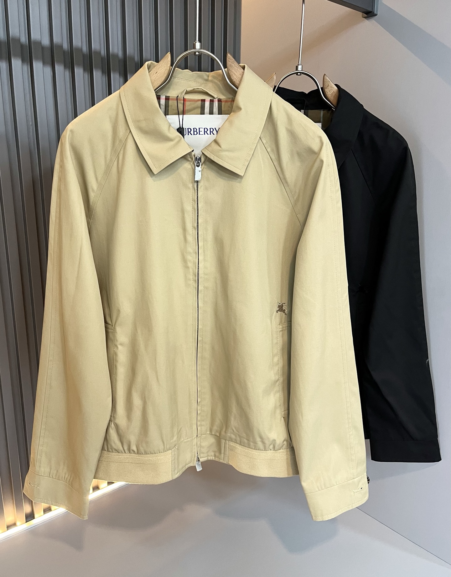 NO:512686,BURBER*Y BAR*Li’s new autumn and winter jacket is coming. It is made of a popular environmentally friendly canvas cotton fabric recently. It is a high-end outdoor sports and leisure series, which is very popular and sports trend!  The latest special material developed by BUR, memory fabric, is also called memory cloth, which refers to fabrics with morphological memory functions, and the chest embroidery logo pattern design!  Selling all versions on the market in seconds is not a level at all. Whether it is material, detail restoration and craftsmanship, you are not afraid of any challenges. Just to contribute wonderful products to everyone as always and consistently. A style that implements the core concept of BUR closely ties the plaid and fashion, always maintains perfection, a simple but not simple design style perfectly meets the outfit you need in daily life. Size: S-2XL, burberry, jackets & coats, jackets & coats, alexander wang19860909BURBER*Y巴*莉2025秋冬新品夹克外套重磅来袭,最近比较火热的环保帆布棉面料制作而成,高端户外运动休闲系列,非常火热运动风潮！BUR最新研发的特殊材质,记忆面料也叫记忆布,是指具有形态记忆功能的面料,胸前刺绣logo图案设计！秒杀市面上一切版本,只能说根本就不是一个级别的存在,不管是材质还是细节还原度以及工艺制作方面,不惧任何挑战,只为给大家奉献绝妙产物一如既往,始终如一,贯彻了BUR 核心理念的一个款式将格纹与时尚紧紧的捆绑在一起,时刻保持完美,简约而不简单的的设计风格,完美的满足了你日常所需要的穿搭.尺码:S-2XL,,burberry,jackets & coats,jackets & coats,alexander wang,Men's clothing