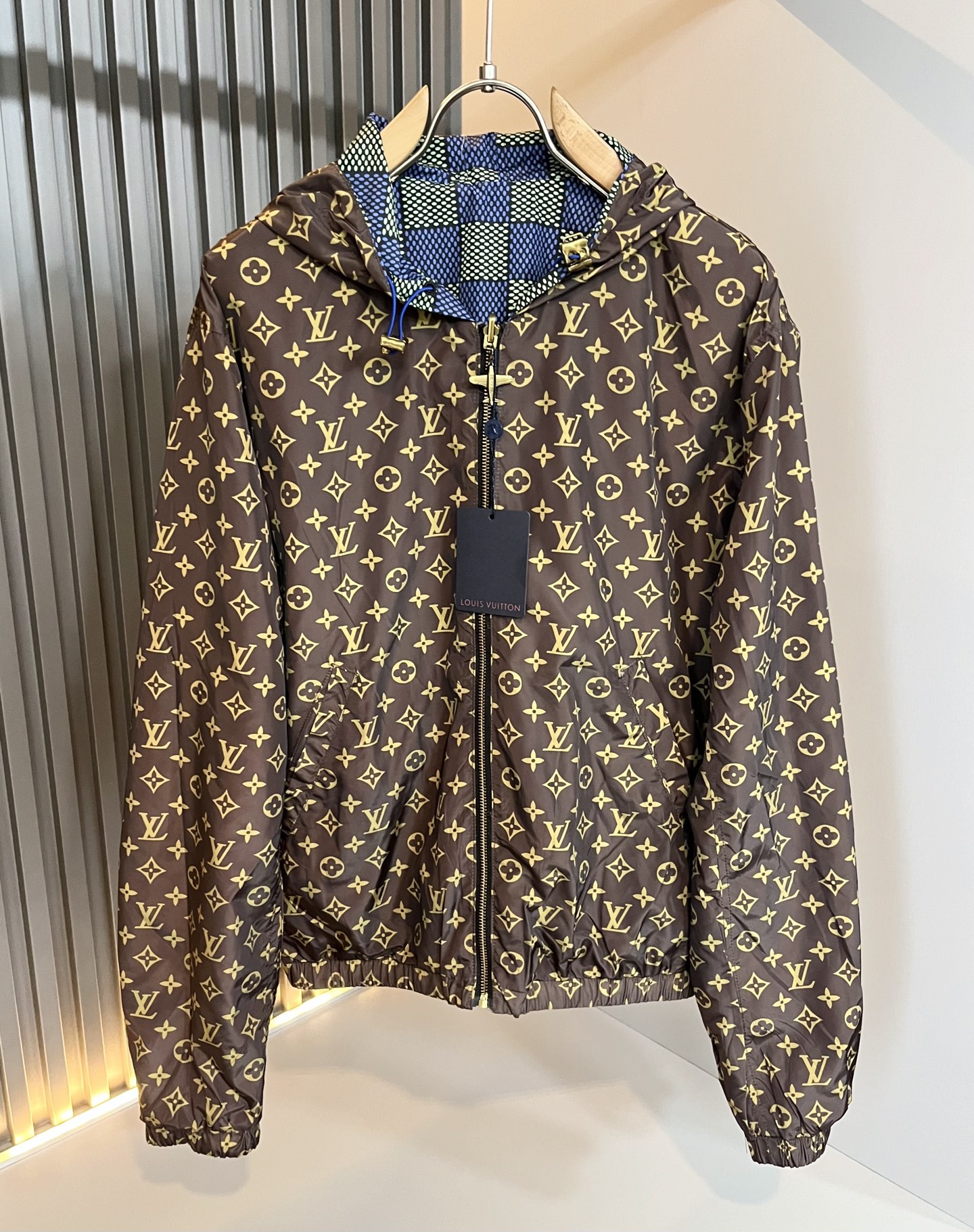 NO:523255,Louis Vuitt*LouisDen Double-sided Jacket!  2025 autumn and winter new latest cotton jacket jacket, three-dimensional presbyterian pattern jacket!  Trading company channels are even very scarce and difficult to encounter, a high-end luxury product that is hard to find!  This jacket is made of customized high-density nylon material, and the fabric is excellent in color and performance!  While modifying the neck lines, it brings a sense of ability and simplicity!  The loose style covers the flesh and makes you look slim, and it changes the brand's traditional business sense and adds a trendy atmosphere. V's masterpieces in autumn and winter, hurry up and buy them!  Size S-XL, louis vuitton,louis vuitton,jackets & coats,jackets & coats,alexander wang19860909LouisVuitt*路易*登 双面夹克！2025秋冬新品最新款棉服夹克外套,立体老花图案装夹克外套！贸易公司渠道,甚至到非常稀缺很难遇到,一件难求的高奢臻品！本款夹克选用客供定制高密度尼龙材质打造,面料无论是配色或是性能都相当出色！修饰颈部线条的同时有带来了一件干练和率性感！宽松的版型,上身遮肉显瘦,且一改品牌传统的商务感,增添了一份潮流气息,V家秋冬季的杰作,抓紧抢购哦！尺码S-XL,,louis vuitton,louis vuitton,jackets & coats,jackets & coats,alexander wang,Men's clothing