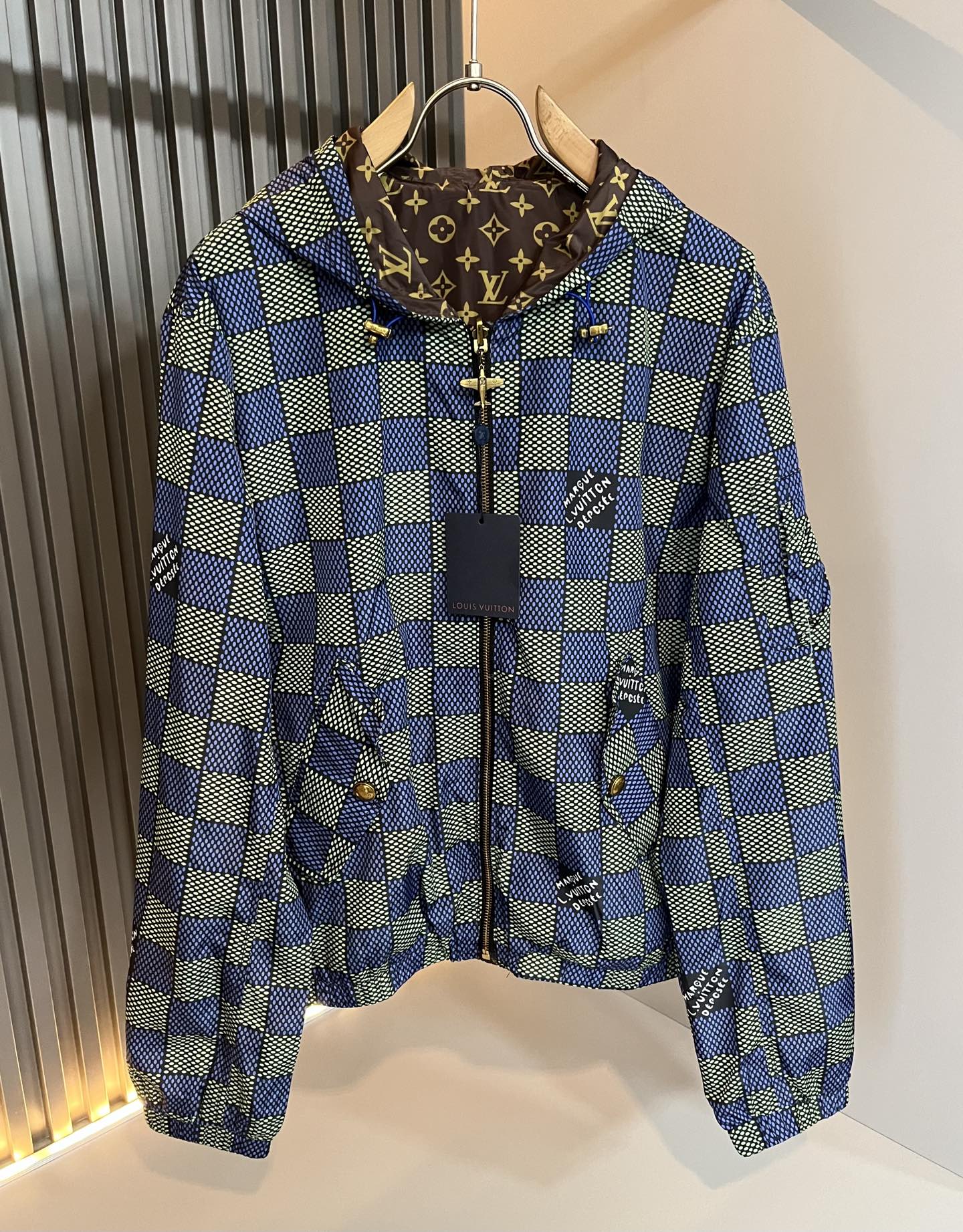 NO:521753,Louis Vuitt*LouisDen Double-sided Jacket!  2025 autumn and winter new latest cotton jacket jacket, three-dimensional presbyterian pattern jacket!  Trading company channels are even very scarce and difficult to encounter, a high-end luxury product that is hard to find!  This jacket is made of customized high-density nylon material, and the fabric is excellent in color and performance!  While modifying the neck lines, it brings a sense of ability and simplicity!  The loose style covers the flesh and makes you look slim, and it changes the brand's traditional business sense and adds a trendy atmosphere. V's masterpieces in autumn and winter, hurry up and buy them!  Size S-XL, louis vuitton,louis vuitton,jackets & coats,jackets & coats,alexander wang19860909LouisVuitt*路易*登 双面夹克！2025秋冬新品最新款棉服夹克外套,立体老花图案装夹克外套！贸易公司渠道,甚至到非常稀缺很难遇到,一件难求的高奢臻品！本款夹克选用客供定制高密度尼龙材质打造,面料无论是配色或是性能都相当出色！修饰颈部线条的同时有带来了一件干练和率性感！宽松的版型,上身遮肉显瘦,且一改品牌传统的商务感,增添了一份潮流气息,V家秋冬季的杰作,抓紧抢购哦！尺码S-XL,,louis vuitton,louis vuitton,jackets & coats,jackets & coats,alexander wang,Men's clothing