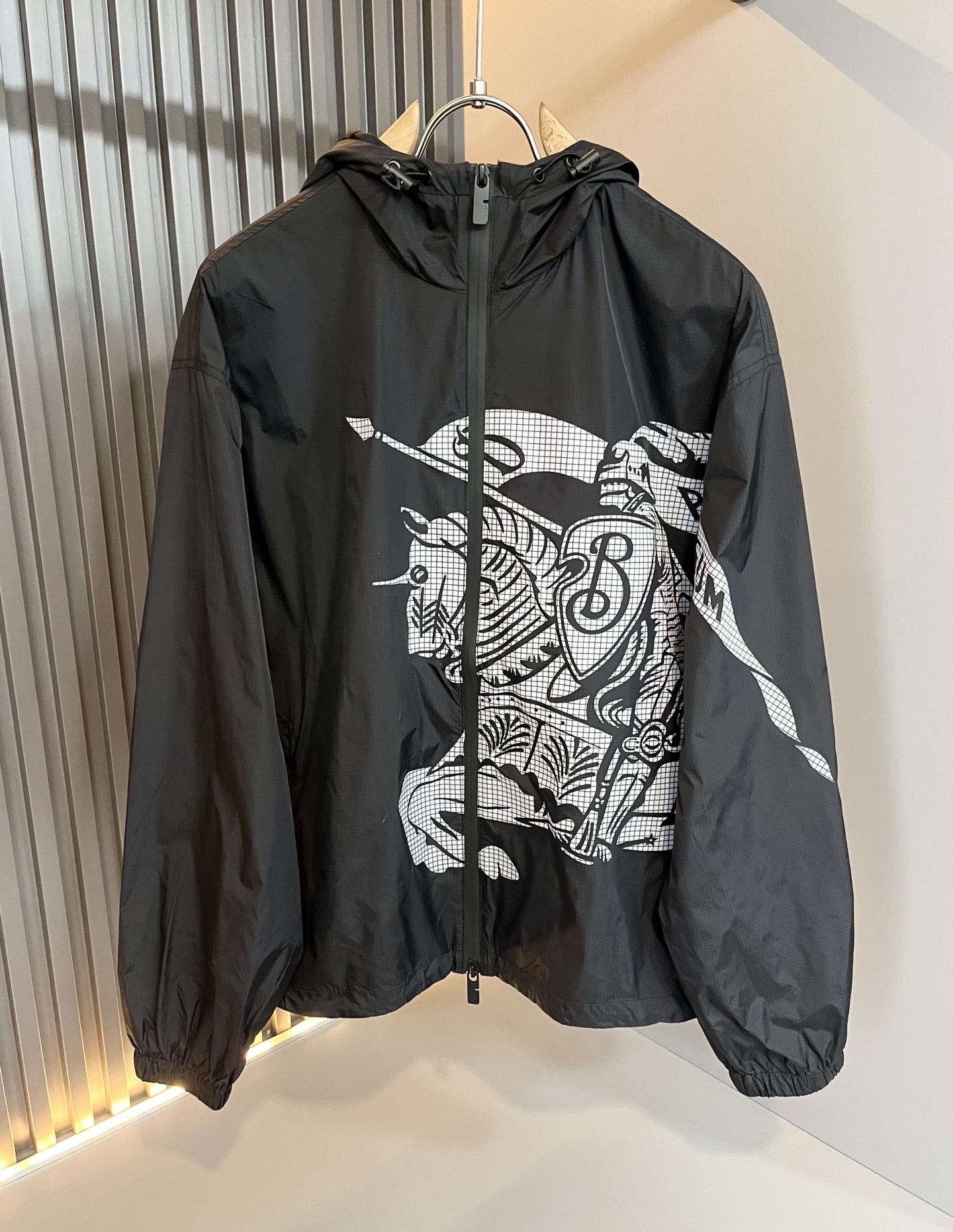 NO:523272,BURBER*Y BAR*Li’s new autumn and winter jacket is coming. It is made of a popular environmentally friendly polyester memory fabric recently. It is a high-end outdoor sports and leisure series, which is very popular!  The latest special material developed by BUR, memory fabric, is also called memory cloth, which refers to fabrics with morphological memory functions, and the chest logo pattern printing design!  Selling all versions on the market in seconds is not a level at all. Whether it is material, detail restoration and craftsmanship, you are not afraid of any challenges. Just to contribute wonderful products to everyone, as always, and consistently. A style that implements the core concept of BUR closely ties the plaid and fashion, always maintains perfection, a simple but not simple design style perfectly meets the outfit you need in daily life. Size: S-XL, burberry, jackets & coats, jackets & coats, alexander wang19860909BURBER*Y巴*莉2025秋冬新品夹克外套重磅来袭,最近比较火热的环保聚酯纤维记忆面料制作而成,高端户外运动休闲系列,非常火热运动风潮！BUR最新研发的特殊材质,记忆面料也叫记忆布,是指具有形态记忆功能的面料,胸前logo图案印花设计！秒杀市面上一切版本,只能说根本就不是一个级别的存在,不管是材质还是细节还原度以及工艺制作方面,不惧任何挑战,只为给大家奉献绝妙产物一如既往,始终如一,贯彻了BUR核心理念的一个款式将格纹与时尚紧紧的捆绑在一起,时刻保持完美,简约而不简单的的设计风格,完美的满足了你日常所需要的穿搭.尺码:S-XL,,burberry,jackets & coats,jackets & coats,alexander wang,Men's clothing