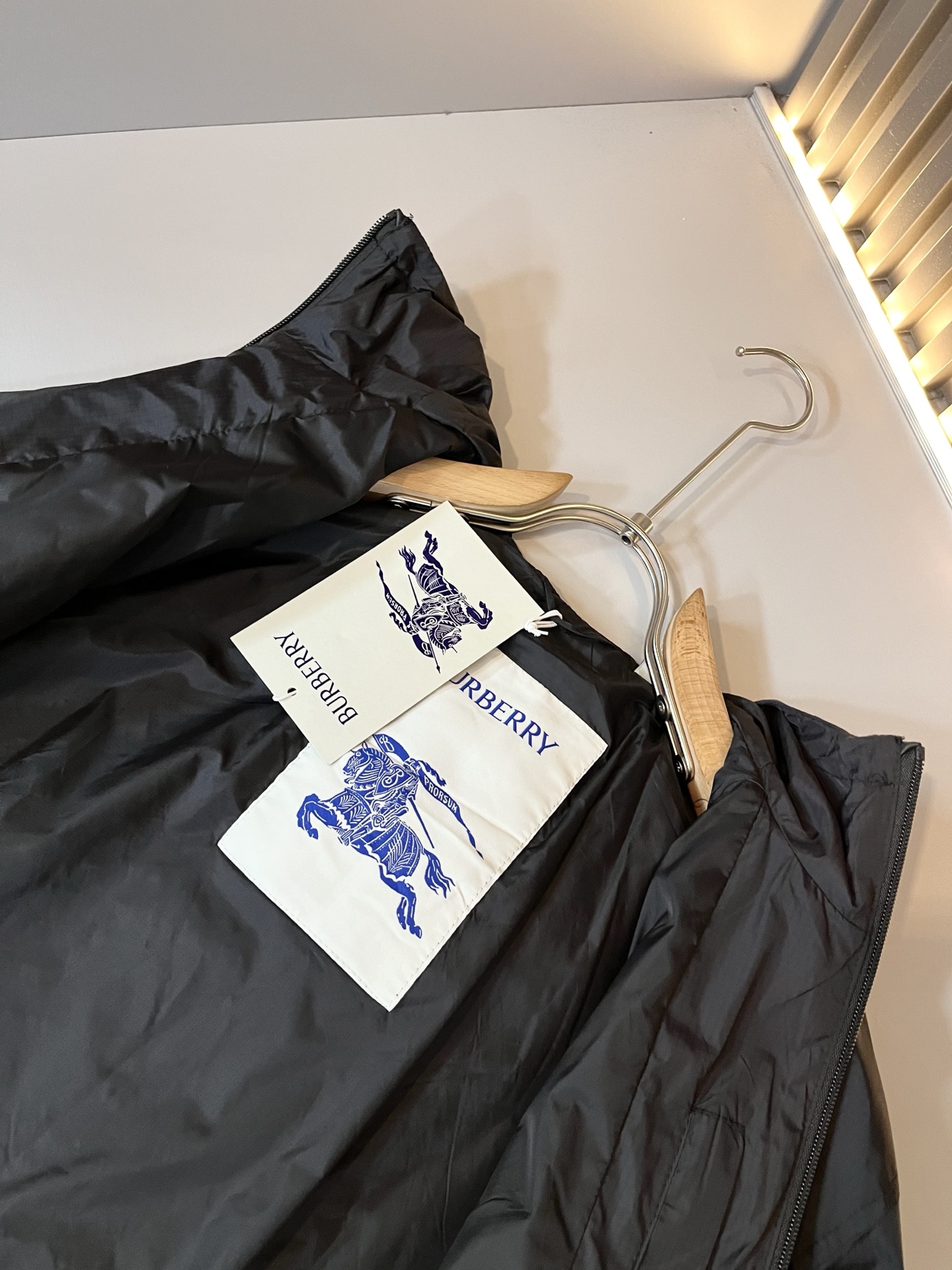  BURBER*Y巴*莉2025秋冬新品夹克外套重磅来袭，最近比较火热的环保聚酯纤维记忆面料制作而成，高