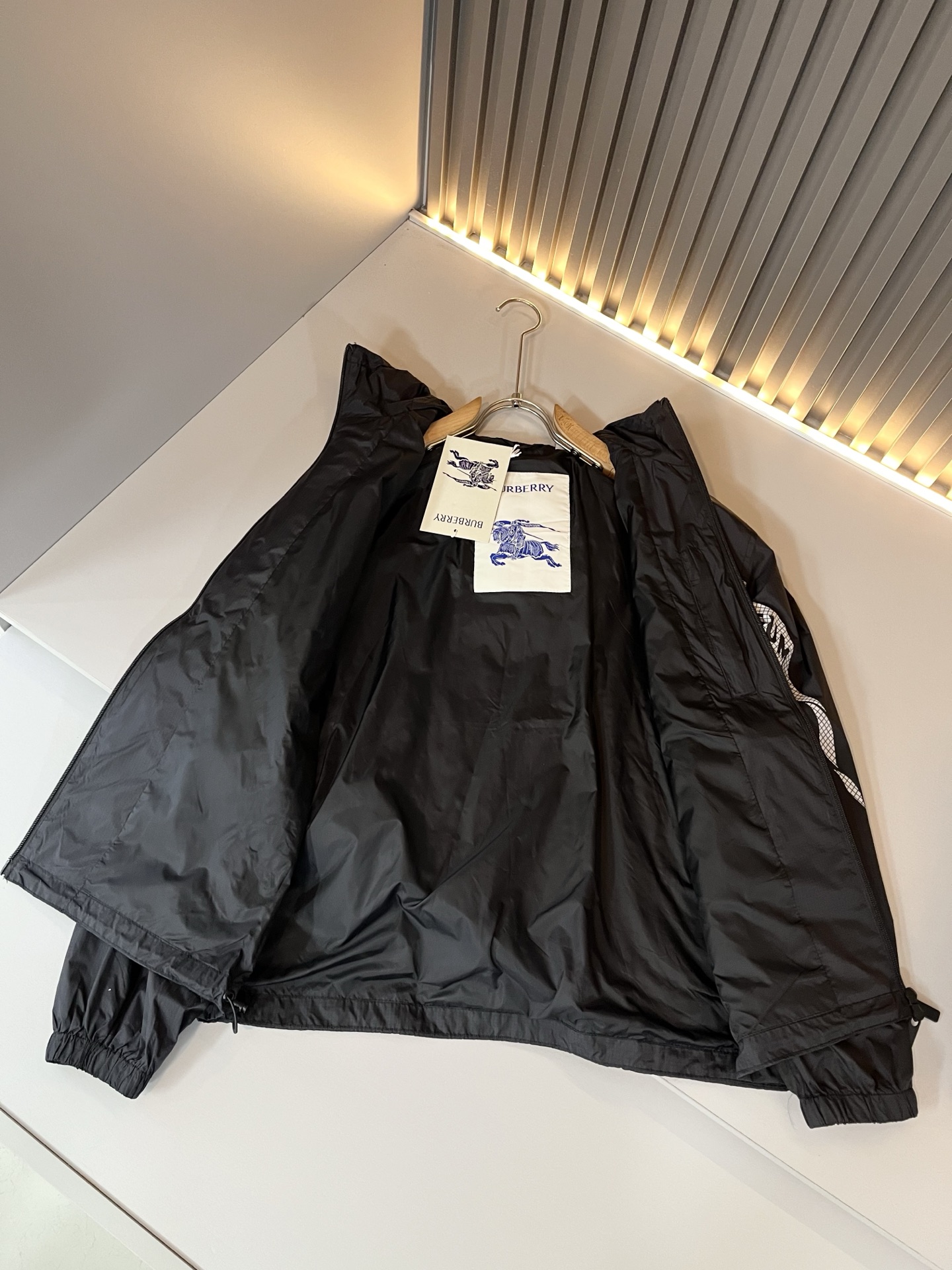  BURBER*Y巴*莉2025秋冬新品夹克外套重磅来袭，最近比较火热的环保聚酯纤维记忆面料制作而成，高