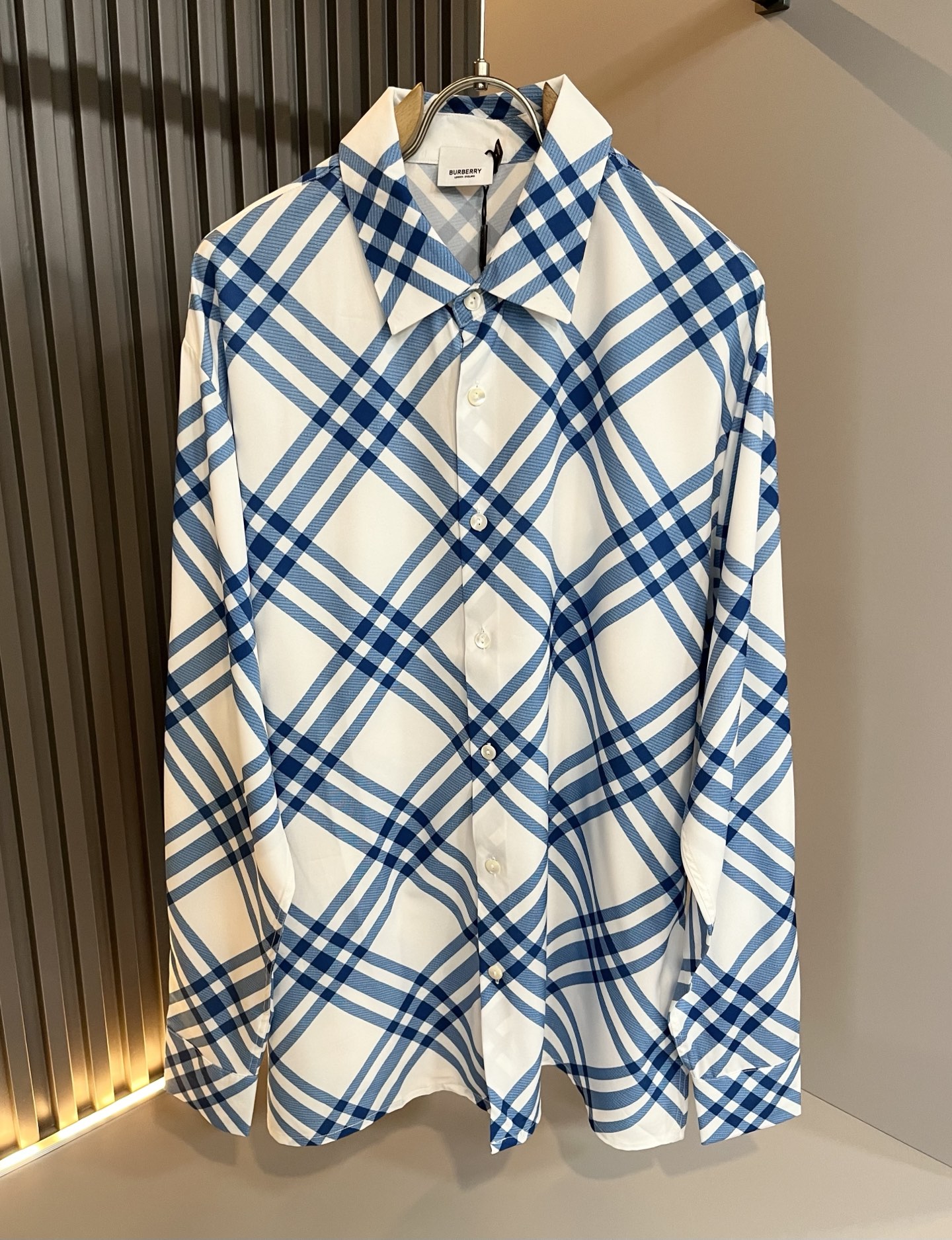 NO:519681,Bur*erry 2025 spring and summer new men's plaid shirt, the latest brand design elements!  Neither monotonous nor complicated, it shows taste just right!  Customized poplin cotton fabrics are available for customer!  Comfortable, sweat-absorbing and breathable, the unique high-end fabric presents a simple and elegant temperament!  Full three-dimensional! Standard cutting design!  Every detail is a synchronized with high-end fashion. Size: M-3XL, burberry, alexander wang19860909Bur*erry 巴*莉 2025春夏新款男士格子衬衣,品牌最新设计元素！既不单调也不复杂,恰到好处的展现品味！客供定制府绸棉面料！舒适吸汗透气根本不在话下,面料独具的高奢感呈现简约优雅气质！饱满立体!标准裁剪设计！每一处细节都是与高端时尚同步的体现.尺码:M-3XL,,burberry,alexander wang,Men's clothing