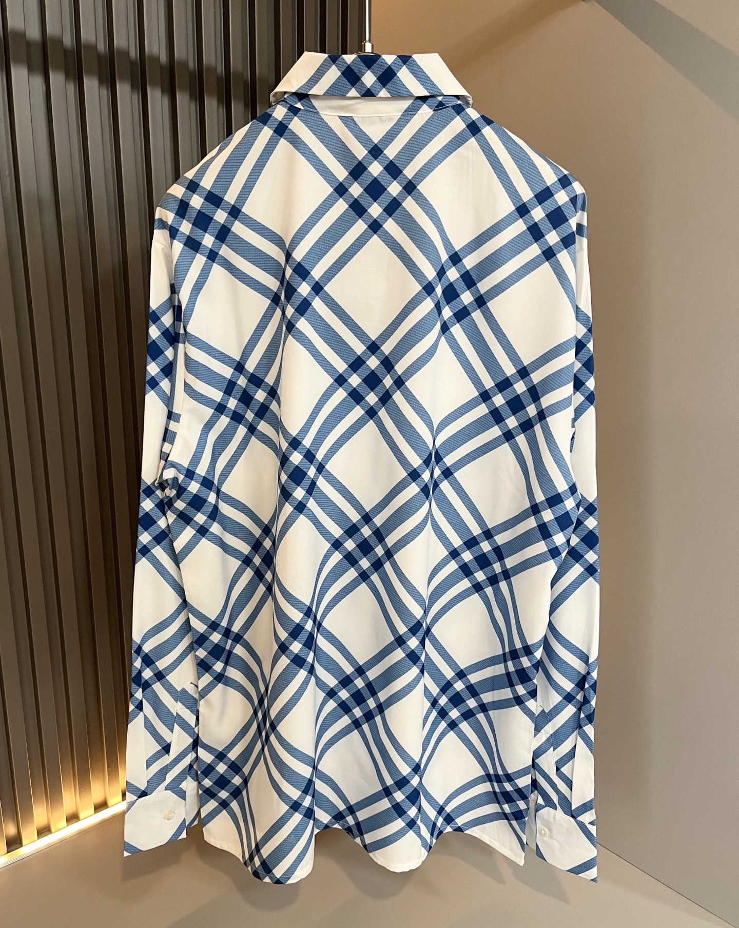 Bur*erry 巴*莉 2025春夏新款男士格子衬衣，品牌最新设计元素！既不单调也不复杂,恰到好处的展