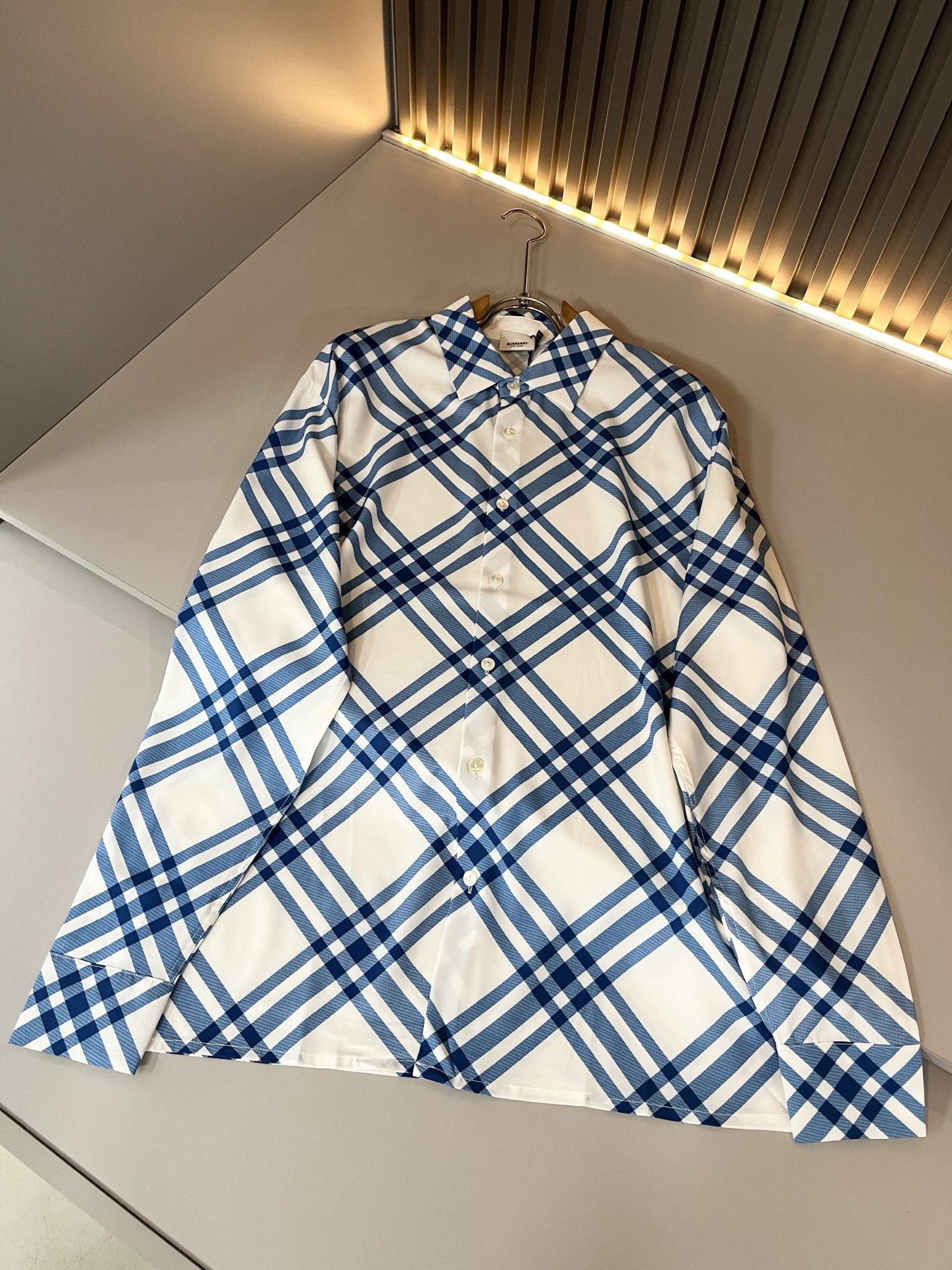 Bur*erry 巴*莉 2025春夏新款男士格子衬衣，品牌最新设计元素！既不单调也不复杂,恰到好处的展