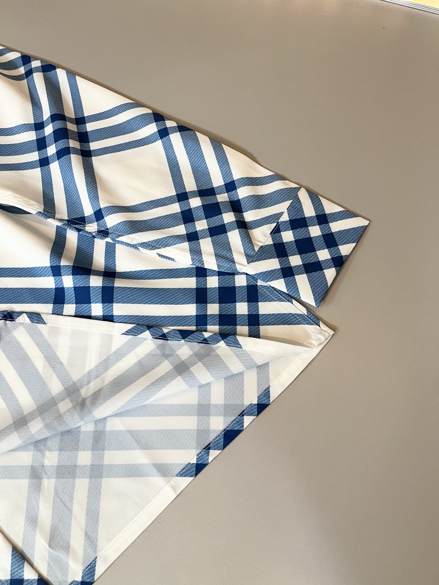 Bur*erry 巴*莉 2025春夏新款男士格子衬衣，品牌最新设计元素！既不单调也不复杂,恰到好处的展