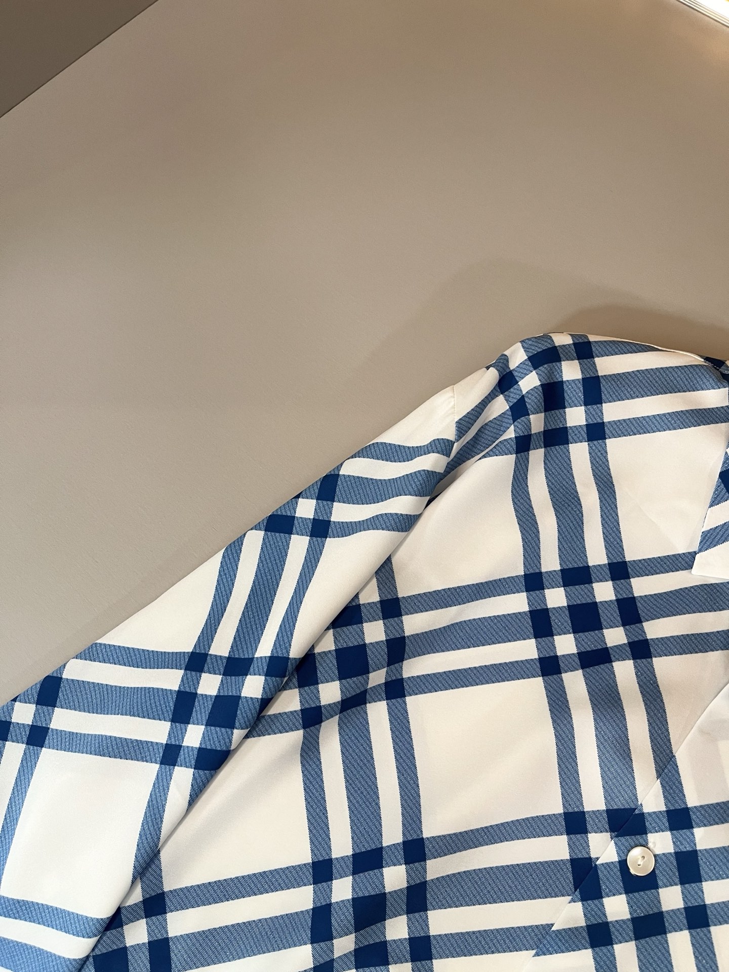 Bur*erry 巴*莉 2025春夏新款男士格子衬衣，品牌最新设计元素！既不单调也不复杂,恰到好处的展