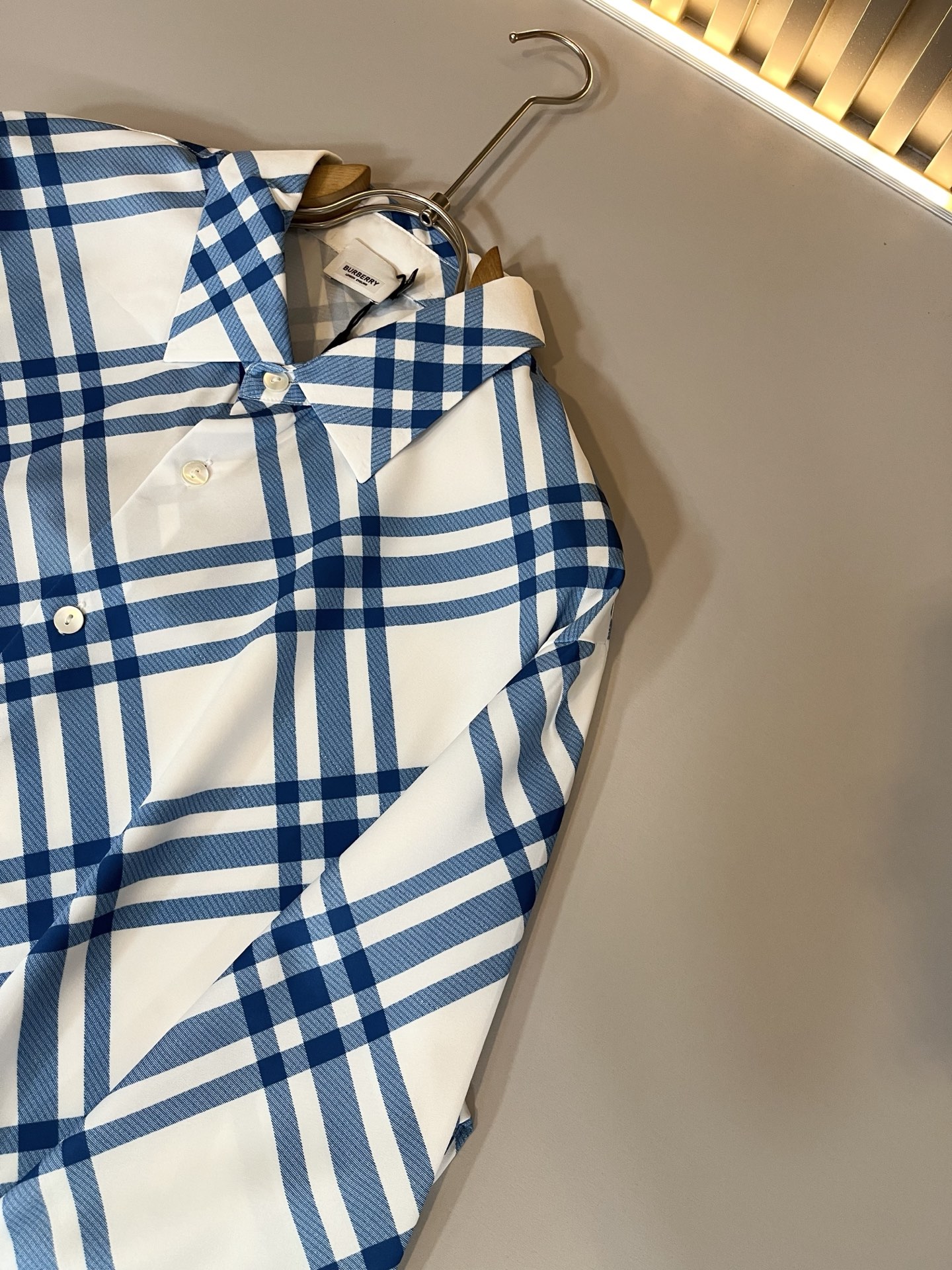 Bur*erry 巴*莉 2025春夏新款男士格子衬衣，品牌最新设计元素！既不单调也不复杂,恰到好处的展