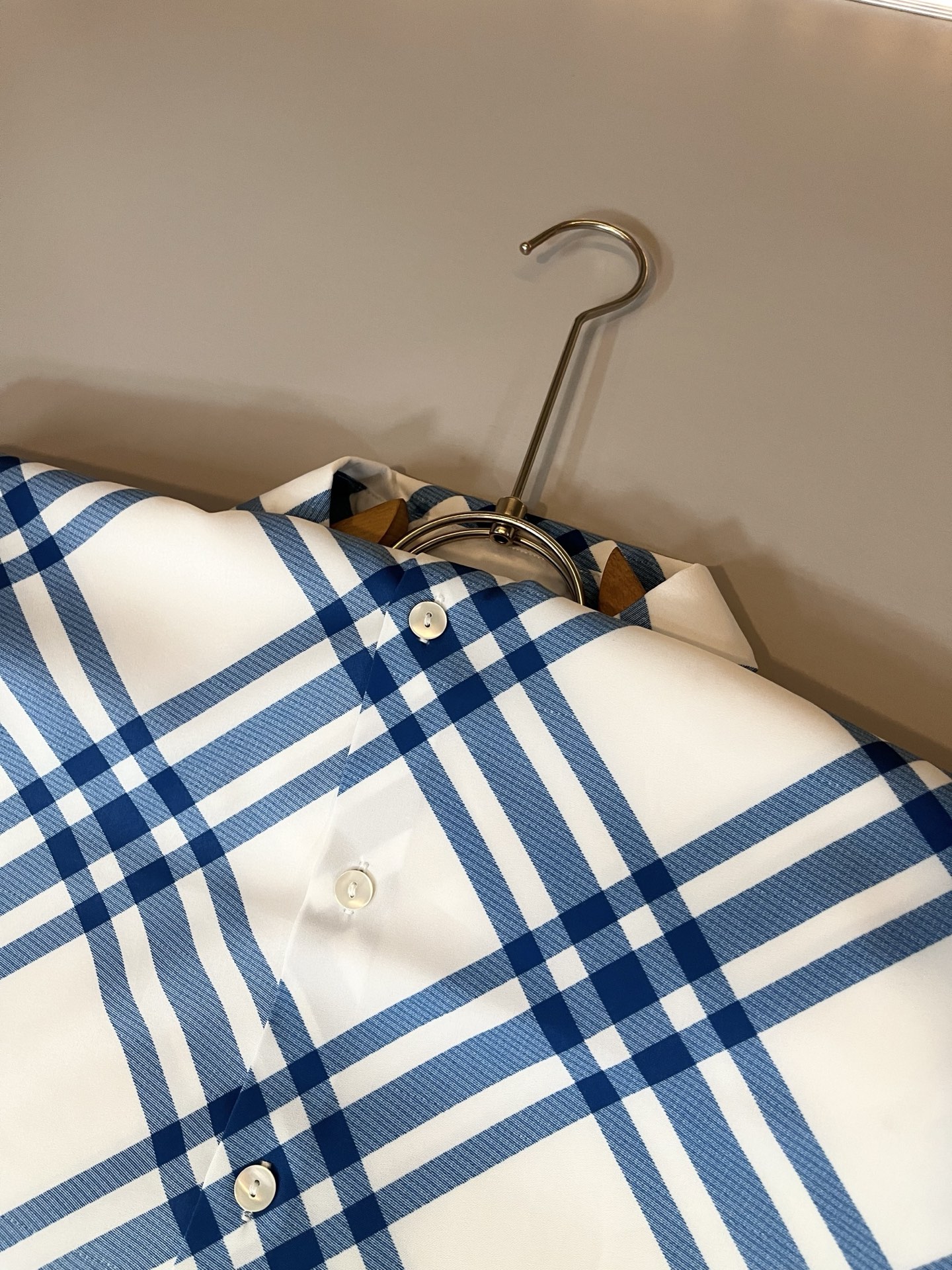 Bur*erry 巴*莉 2025春夏新款男士格子衬衣，品牌最新设计元素！既不单调也不复杂,恰到好处的展