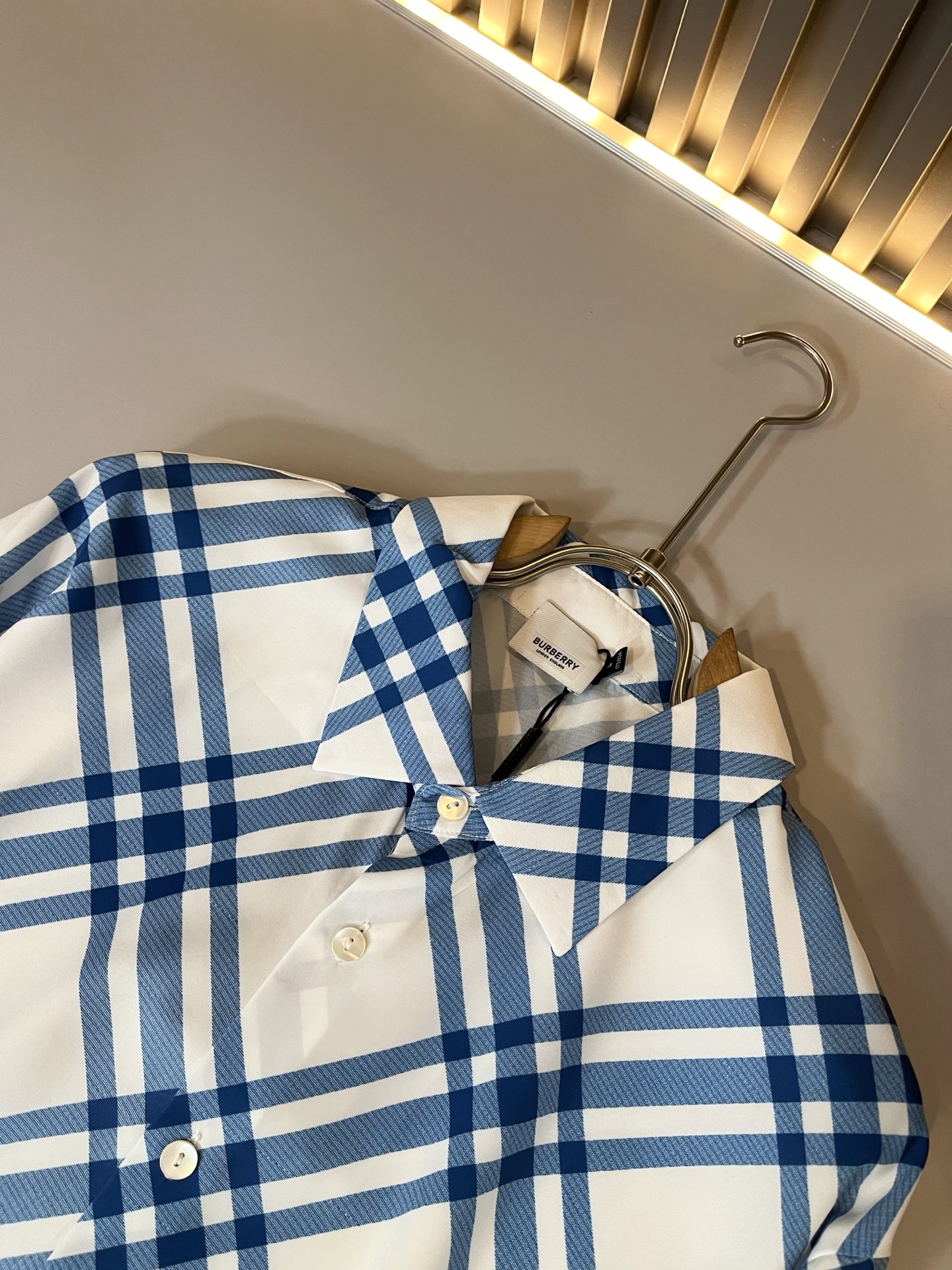 Bur*erry 巴*莉 2025春夏新款男士格子衬衣，品牌最新设计元素！既不单调也不复杂,恰到好处的展