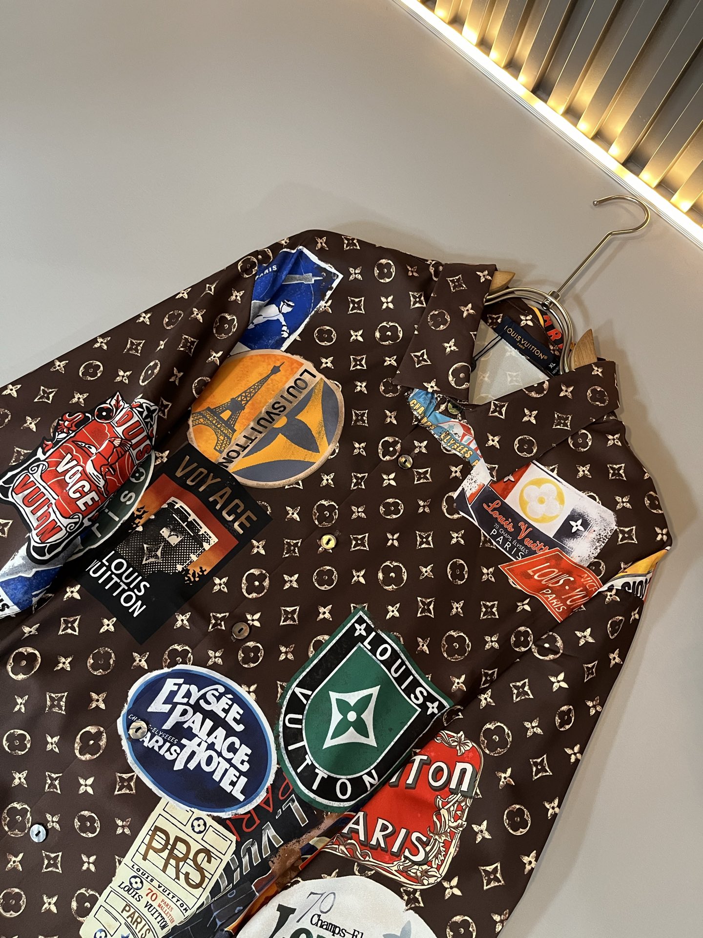 LouisVuitt*路易*登 2025春夏新品最新工艺男女同款👫翻领衬衣，独一无二超薄丝滑触感！！全景