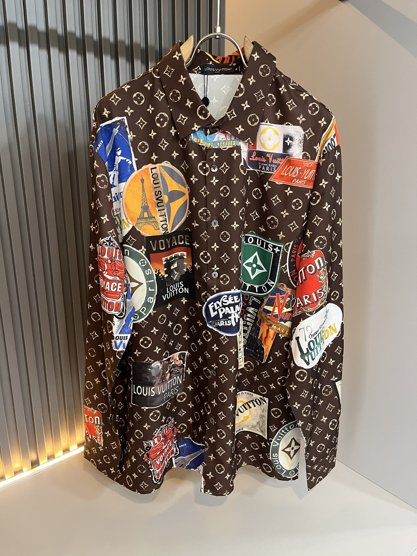 NO:514069,LouisVuitt*Louis*Deng 2025 Spring and Summer New Product Latest Crafts for Men and Women, The Lapel Shirt with Unique Ultra-Thin Silky Silky Touch!  !  Panoramic logo pattern printing design!  Represents the brand image, simple and comfortable style, high-end customized original exclusive poplin cotton fabric!  The solid color series is a favorite style for everyone, and the simple styles are more diverse when worn. The seemingly simple styles are actually more time-consuming, light and breathable in fabrics and craftsmanship production, silky and slick, and stylish cut styles. Simple plain-colored small pointed-collar men's shirts, shirts that every man should buy!  Size M-3XL, louis vuitton,louis vuitton,shirts,alexander wang19860909LouisVuitt*路易*登 2025春夏新品最新工艺男女同款翻领衬衣,独一无二超薄丝滑触感！！全景logo图案印花设计！代表品牌形象 简洁舒适的款式,高端定制原版专属府绸棉面料 ！纯色系列更是大家非常喜爱款,简约的款式穿搭起来更加的多样化.看似简单的款式,其实在面料以及工艺制作上更费时速干轻薄透气,丝滑冰爽,裁剪时尚版型,简约式素色小尖领男士衬衣,每一个男士都应该入手的衬衫！尺码M-3XL,,louis vuitton,louis vuitton,shirts,alexander wang,Men's clothing