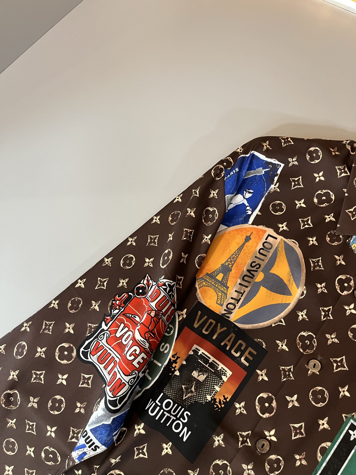 LouisVuitt*路易*登 2025春夏新品最新工艺男女同款👫翻领衬衣，独一无二超薄丝滑触感！！全景