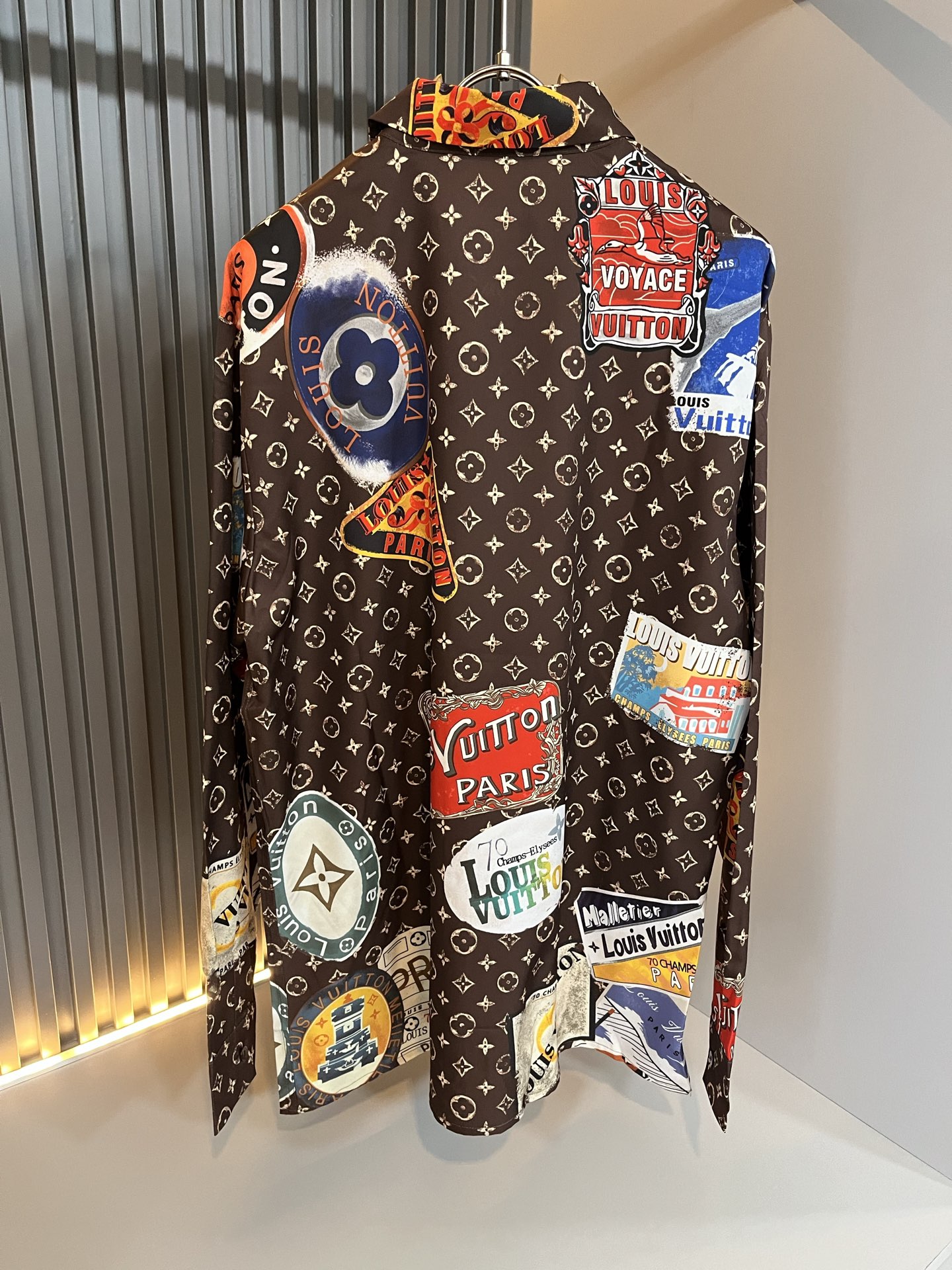 LouisVuitt*路易*登 2025春夏新品最新工艺男女同款👫翻领衬衣，独一无二超薄丝滑触感！！全景