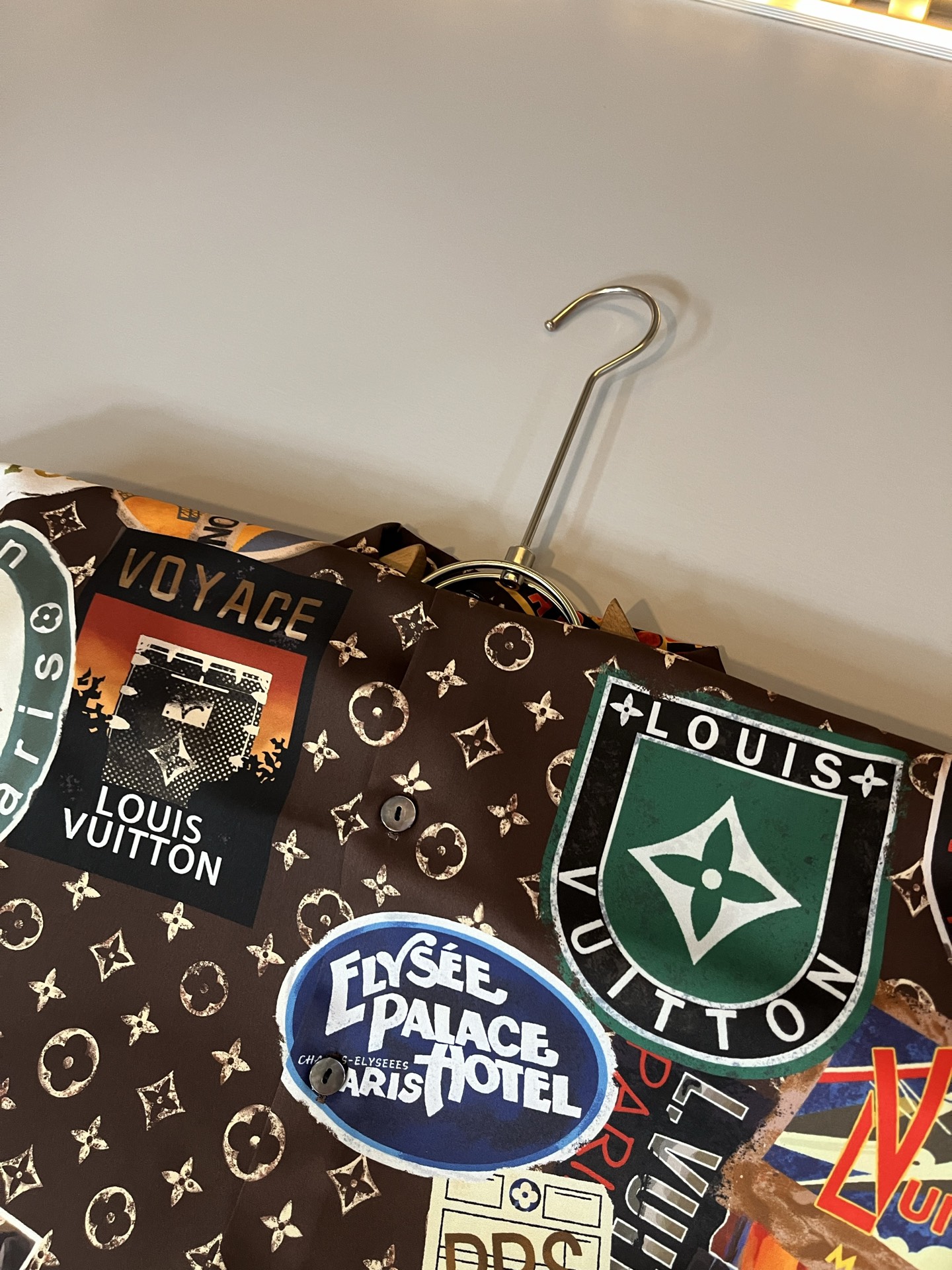 LouisVuitt*路易*登 2025春夏新品最新工艺男女同款👫翻领衬衣，独一无二超薄丝滑触感！！全景