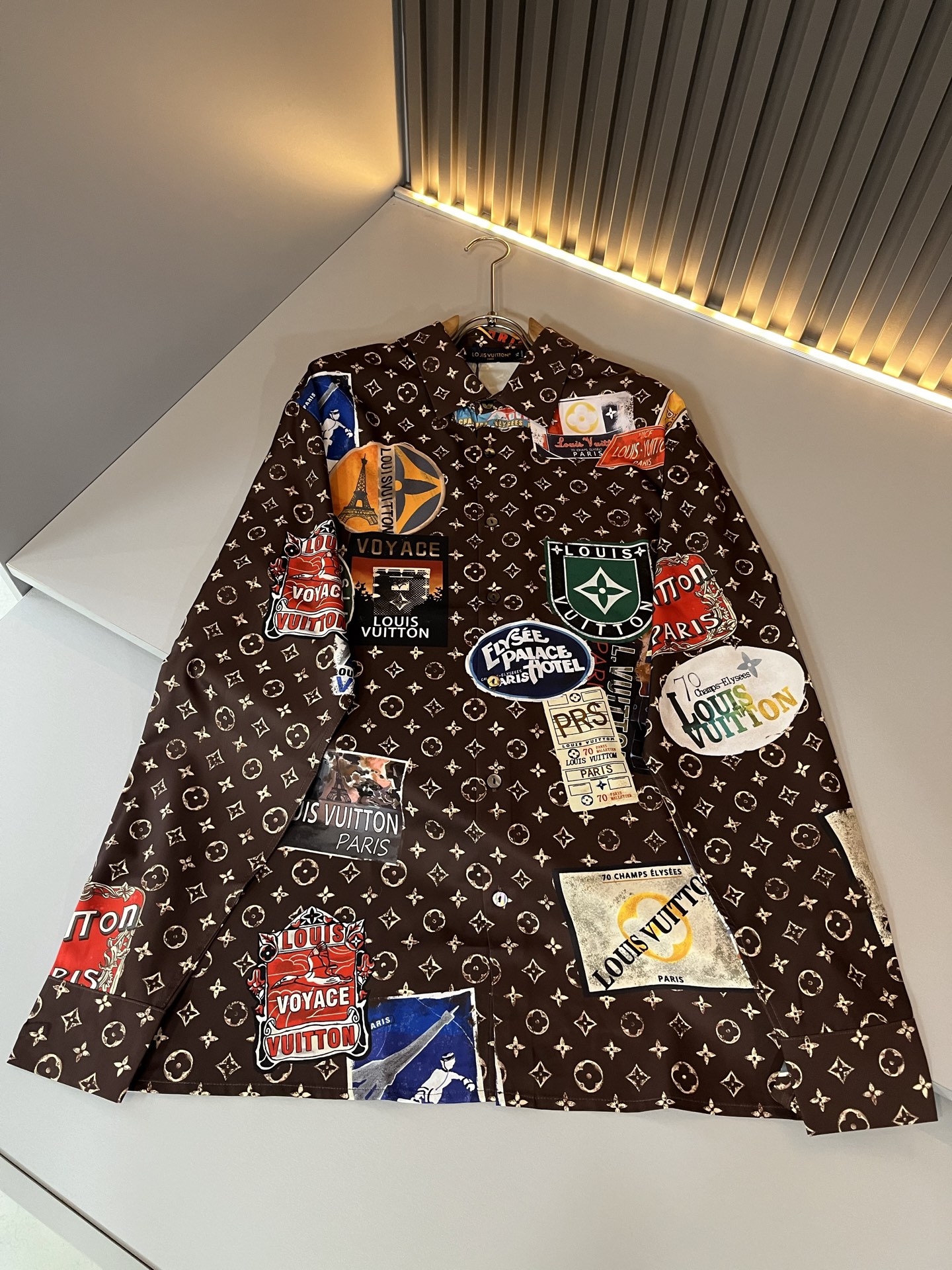 LouisVuitt*路易*登 2025春夏新品最新工艺男女同款👫翻领衬衣，独一无二超薄丝滑触感！！全景