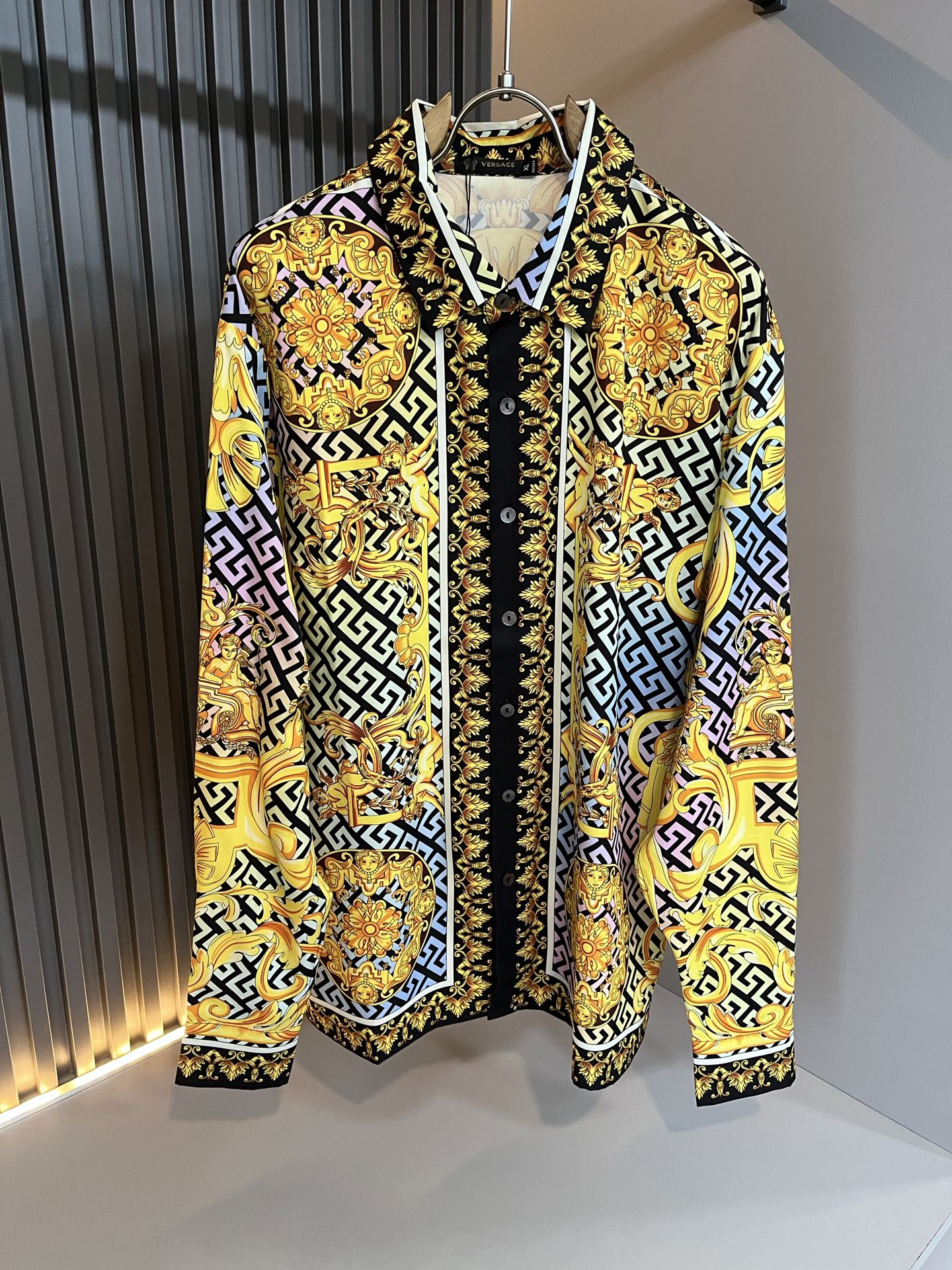 NO:518244,VERS*CE/Fan*zhe 2025 spring and summer new original single long-sleeved shirt, VERS*CE/Fan*zhe Trading Company Channel Product Value Recommendation, Panoramic Printed Letter Logo Pattern Decoration is exquisitely highlighted by the gradient effect!  The heavy craftsmanship is created with a strong sense of three-dimensionality, and only advanced German equipment can be made, highlighting the invincible visual luxury, with a very high craftsmanship level and a very important craftsmanship!  Customer-supplied imported poplin cotton fabric, excellent skin-friendly, extremely perfect details, impeccable, excellent upper body effect, very eye-catching, unquestionable, excellent return rate, excellent items in the closet to improve vision, are very handsome, whether they are worn inside or alone. Size M-3XL, versace, alexander wang19860909VERS*CE/范*哲 2025春夏新品原单长袖衬衣,VERS*CE/范*哲 贸易公司渠道 产品 值的推荐 ,全景印花字母logo图案装饰极为精致凸显渐变效果！重磅工艺打造,立体感极强,唯有德国先进设备方能制作,凸显了视觉无敌的震撼奢华,工艺水准极高,非常重工匠心！客供进口府绸棉面料,亲肤性绝佳,细节极致完美,无可挑剔,上身效果非常出色,非常招眼吸睛,回头率毋庸置疑,衣橱里改良视觉的绝佳单品,无论内搭还是单穿都爆帅十足.尺码M-3XL,,versace,alexander wang,Men's clothing