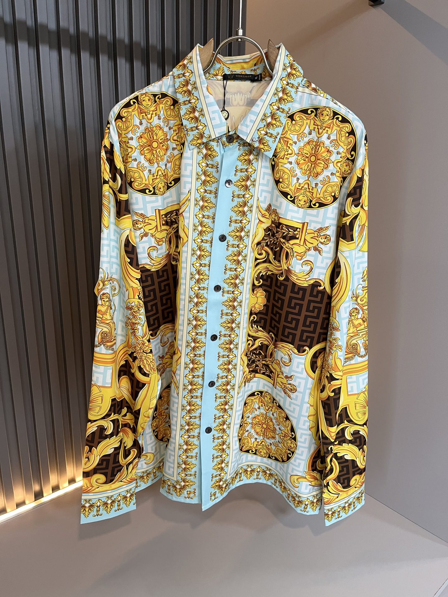 NO:514086,VERS*CE/Fan*zhe 2025 spring and summer new original single long-sleeved shirt, VERS*CE/Fan*zhe Trading Company Channel Product Value Recommendation, Panoramic Printed Letter Logo Pattern Decoration is exquisitely highlighted by the gradient effect!  The heavy craftsmanship is created with a strong three-dimensional sense, and only advanced German equipment can produce it, highlighting the invincible visual luxury, with a very high craftsmanship level and a very important craftsmanship!  Customer-supplied imported poplin cotton fabric, excellent skin-friendly, extremely perfect details, impeccable, excellent upper body effect, very eye-catching, unquestionable, excellent return rate, excellent items in the closet to improve vision, are very handsome, whether they are worn inside or alone. Size M-3XL, versace, alexander wang19860909VERS*CE/范*哲 2025春夏新品原单长袖衬衣,VERS*CE/范*哲 贸易公司渠道 产品 值的推荐 ,全景印花字母logo图案装饰极为精致凸显渐变效果！重磅工艺打造,立体感极强,唯有德国先进设备方能制作,凸显了视觉无敌的震撼奢华,工艺水准极高,非常重工匠心！客供进口府绸棉面料,亲肤性绝佳,细节极致完美,无可挑剔,上身效果非常出色,非常招眼吸睛,回头率毋庸置疑,衣橱里改良视觉的绝佳单品,无论内搭还是单穿都爆帅十足.尺码M-3XL,,versace,alexander wang,Men's clothing