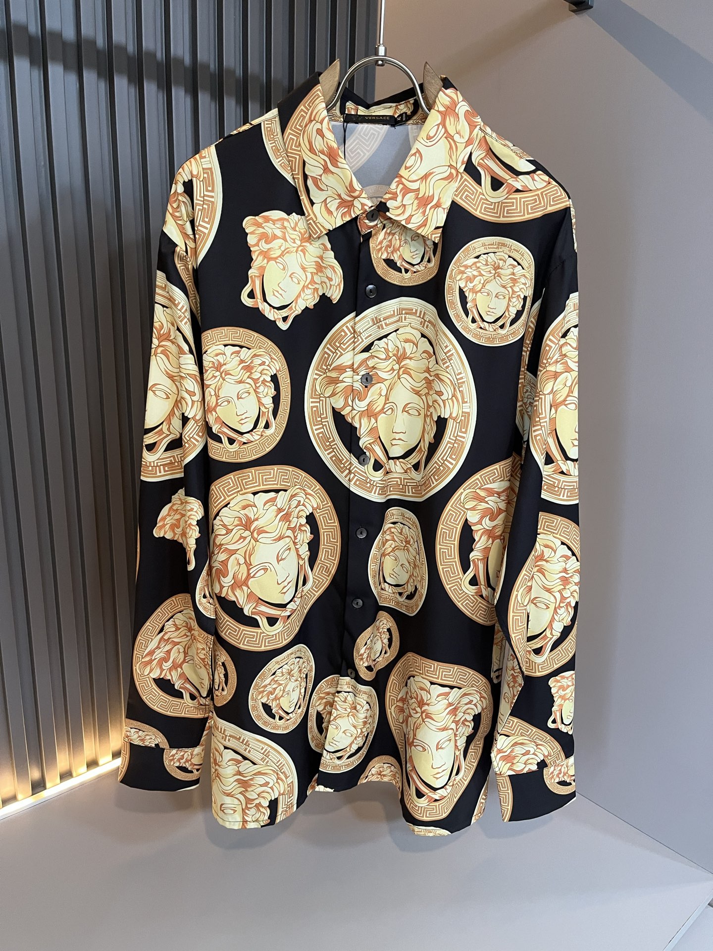 NO:514082,VERS*CE/Fan*zhe 2025 spring and summer new original single long-sleeved shirt, VERS*CE/Fan*zhe Trading Company Channel Product Value Recommendation, Panoramic Printed Letter Logo Pattern Decoration is exquisitely highlighted by the gradient effect!  The heavy craftsmanship is created with a strong sense of three-dimensionality, and only advanced German equipment can be made, highlighting the invincible visual luxury, with a very high craftsmanship level and a very important craftsmanship!  Customer-supplied imported poplin cotton fabric, excellent skin-friendly, extremely perfect details, impeccable, excellent upper body effect, very eye-catching, unquestionable, excellent return rate, excellent items in the closet to improve vision, are very handsome, whether they are worn inside or alone. Size M-3XL, versace, alexander wang19860909VERS*CE/范*哲 2025春夏新品原单长袖衬衣,VERS*CE/范*哲 贸易公司渠道 产品 值的推荐 ,全景印花字母logo图案装饰极为精致凸显渐变效果！重磅工艺打造,立体感极强,唯有德国先进设备方能制作,凸显了视觉无敌的震撼奢华,工艺水准极高,非常重工匠心！客供进口府绸棉面料,亲肤性绝佳,细节极致完美,无可挑剔,上身效果非常出色,非常招眼吸睛,回头率毋庸置疑,衣橱里改良视觉的绝佳单品,无论内搭还是单穿都爆帅十足.尺码M-3XL,,versace,alexander wang,Men's clothing