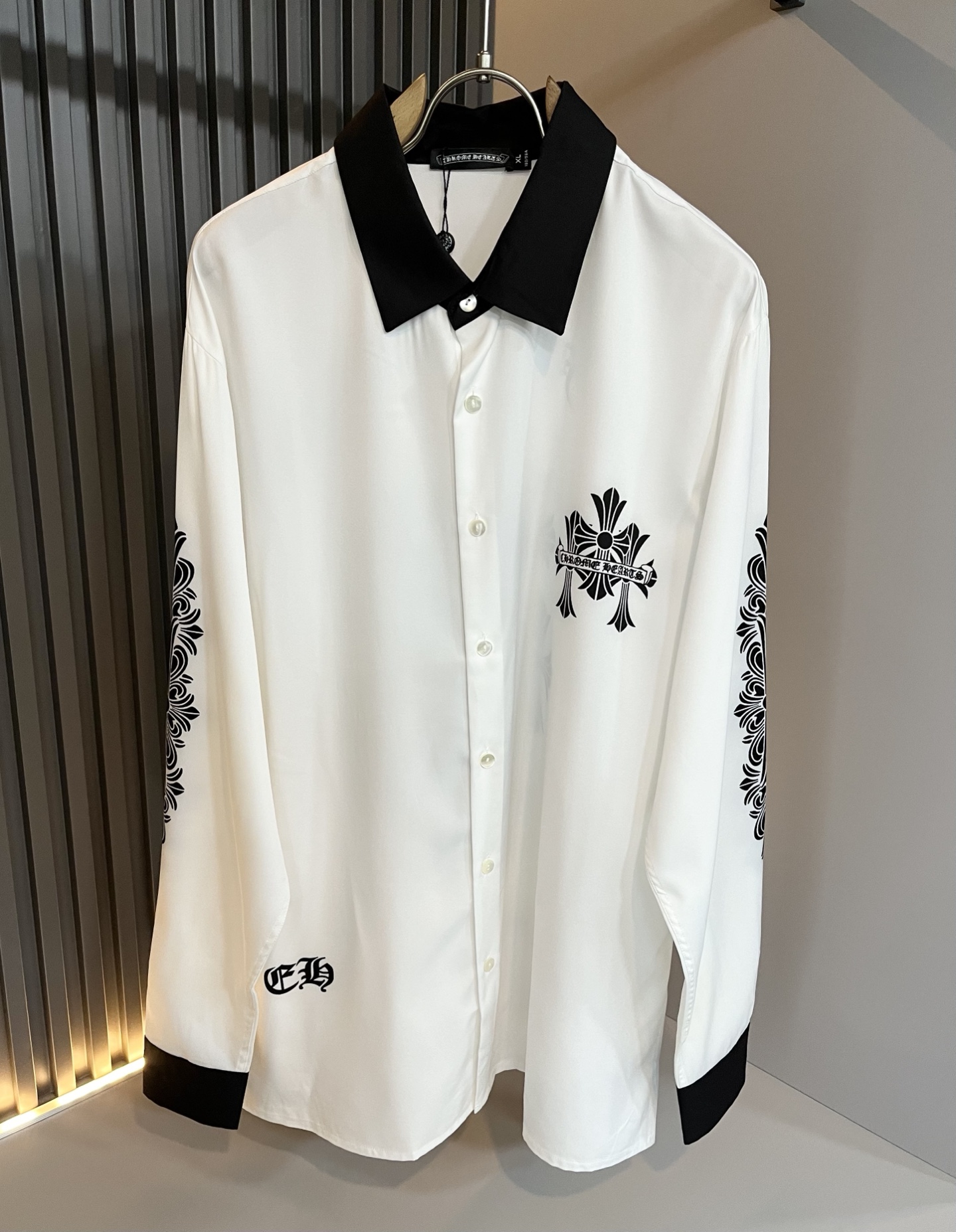 NO:519671,Chrome hear*s Ke*xin 2025 spring and summer new men's shirt, classic silver jewelry accessories series!  The same style of men and women, a casual pants that you recognize from the bottom of your heart, and over time, it makes you more rare. The trendy high street king is the trendy brand Chrome hear*s Ke*xin. To be honest, wearing Croxin is very fashionable. If you match denim together, it will be fashionable and there is nothing to say about the streets. Made of custom-made original poplin cotton, the fabric feels great. This kind of comfort feels really not picky on the body. The casual and chic taste is particularly good, which enhances the sense of fashion and appearance. And such pants are particularly easy to match with various types of shoes. Where is the recognition? Leather logo matching design!  Customized by heavy industry!  Strong, not easy to wear, and the details are very well-established. Size M-3XL, chrome hearts, chrome hearts, alexander wang19860909Chrome hear*s克*心 2025春夏新款男士衬衣,经典银饰辅料系列！男女同款一款让你从心底认可的休闲裤,并且经过时间的推移而让你更加珍稀,潮流的高街之王,那就是潮牌chrome hear*s克*心,穿克罗心的实话讲很潮了,如果连牛仔也一起搭配,那就是潮爆了,潮爆街头没话说.定制原版府绸棉材质制成,面料手感一绝,这种舒适感穿在身上,上身真心不挑人,休闲潇洒的味道特别足,提升时尚感和颜值,并且这样的裤型特别好搭配各种类型的鞋子.辨识度就在哪里,皮革logo搭配设计！重工定制！韧性足,不易磨损,细节工艺非常到位.尺码M-3XL,,chrome hearts,chrome hearts,alexander wang,Men's clothing