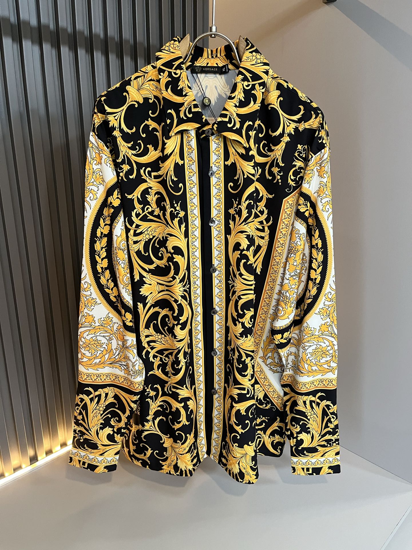 NO:519668,VERS*CE/Fan*zhe 2025 spring and summer new original single long-sleeved shirt, VERS*CE/Fan*zhe Trading Company Channel Product Value Recommendation, Panoramic Printed Letter Logo Pattern Decoration is exquisitely highlighted by the gradient effect!  The heavy craftsmanship is created with a strong sense of three-dimensionality, and only advanced German equipment can be made, highlighting the invincible visual luxury, with a very high craftsmanship level and a very important craftsmanship!  Customer-supplied imported poplin cotton fabric, excellent skin-friendly, extremely perfect details, impeccable, excellent upper body effect, very eye-catching, unquestionable, excellent return rate, excellent items in the closet to improve vision, are very handsome, whether they are worn inside or alone. Size M-3XL, versace, alexander wang19860909VERS*CE/范*哲 2025春夏新品原单长袖衬衣,VERS*CE/范*哲 贸易公司渠道 产品 值的推荐 ,全景印花字母logo图案装饰极为精致凸显渐变效果！重磅工艺打造,立体感极强,唯有德国先进设备方能制作,凸显了视觉无敌的震撼奢华,工艺水准极高,非常重工匠心！客供进口府绸棉面料,亲肤性绝佳,细节极致完美,无可挑剔,上身效果非常出色,非常招眼吸睛,回头率毋庸置疑,衣橱里改良视觉的绝佳单品,无论内搭还是单穿都爆帅十足.尺码M-3XL,,versace,alexander wang,Men's clothing