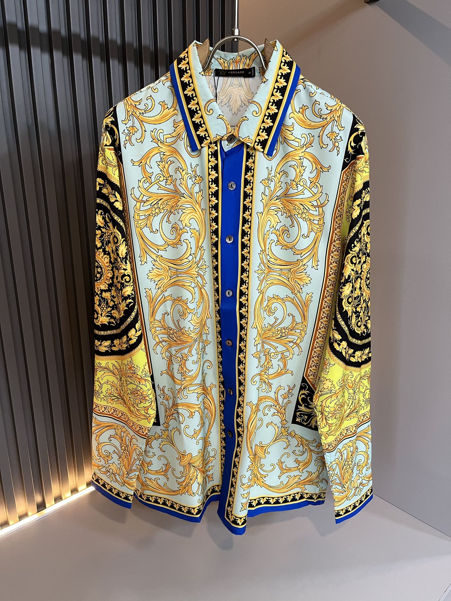 NO:514092,VERS*CE/Fan*zhe 2025 spring and summer new original single long-sleeved shirt, VERS*CE/Fan*zhe Trading Company Channel Product Value Recommendation, Panoramic Printed Letter Logo Pattern Decoration is exquisitely highlighted by the gradient effect!  The heavy craftsmanship is created with a strong three-dimensional sense, and only advanced German equipment can produce it, highlighting the invincible visual luxury, with a very high craftsmanship level and a very important craftsmanship!  Customer-supplied imported poplin cotton fabric, excellent skin-friendly, extremely perfect details, impeccable, excellent upper body effect, very eye-catching, unquestionable, excellent return rate, excellent items in the closet to improve vision, are very handsome, whether they are worn inside or alone. Size M-3XL, versace, alexander wang19860909VERS*CE/范*哲 2025春夏新品原单长袖衬衣,VERS*CE/范*哲 贸易公司渠道 产品 值的推荐 ,全景印花字母logo图案装饰极为精致凸显渐变效果！重磅工艺打造,立体感极强,唯有德国先进设备方能制作,凸显了视觉无敌的震撼奢华,工艺水准极高,非常重工匠心！客供进口府绸棉面料,亲肤性绝佳,细节极致完美,无可挑剔,上身效果非常出色,非常招眼吸睛,回头率毋庸置疑,衣橱里改良视觉的绝佳单品,无论内搭还是单穿都爆帅十足.尺码M-3XL,,versace,alexander wang,Men's clothing