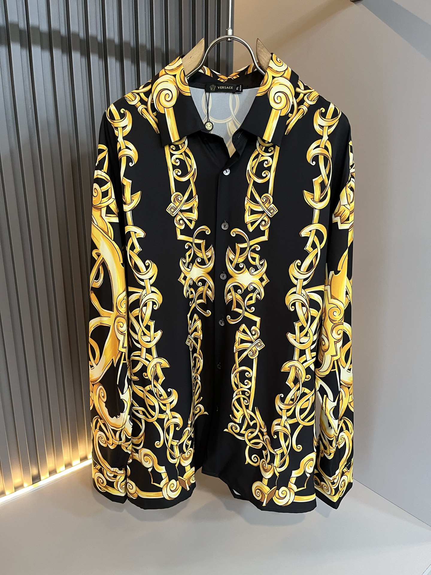 NO:514098,VERS*CE/Fan*zhe 2025 spring and summer new original single long-sleeved shirt, VERS*CE/Fan*zhe Trading Company Channel Product Value Recommendation, Panoramic Printed Letter Logo Pattern Decoration is exquisitely highlighted by the gradient effect!  The heavy craftsmanship is created with a strong three-dimensional sense, and only advanced German equipment can produce it, highlighting the invincible visual luxury, with a very high craftsmanship level and a very important craftsmanship!  Customer-supplied imported poplin cotton fabric, excellent skin-friendly, extremely perfect details, impeccable, excellent upper body effect, very eye-catching, unquestionable, excellent return rate, excellent items in the closet to improve vision, are very handsome, whether they are worn inside or alone. Size M-3XL, versace, alexander wang19860909VERS*CE/范*哲 2025春夏新品原单长袖衬衣,VERS*CE/范*哲 贸易公司渠道 产品 值的推荐 ,全景印花字母logo图案装饰极为精致凸显渐变效果！重磅工艺打造,立体感极强,唯有德国先进设备方能制作,凸显了视觉无敌的震撼奢华,工艺水准极高,非常重工匠心！客供进口府绸棉面料,亲肤性绝佳,细节极致完美,无可挑剔,上身效果非常出色,非常招眼吸睛,回头率毋庸置疑,衣橱里改良视觉的绝佳单品,无论内搭还是单穿都爆帅十足.尺码M-3XL,,versace,alexander wang,Men's clothing