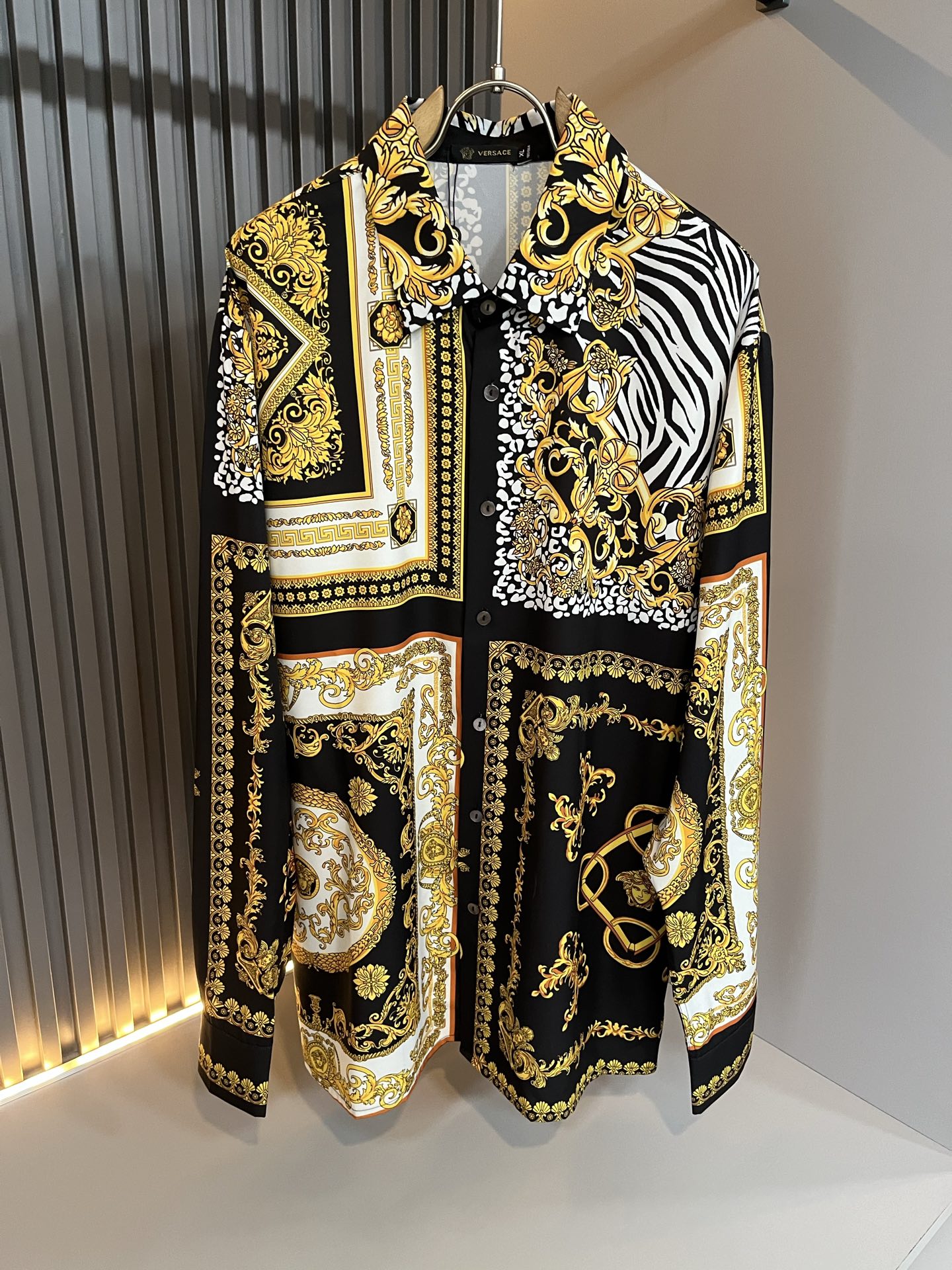 NO:514075,VERS*CE/Fan*zhe 2025 spring and summer new original single long-sleeved shirt, VERS*CE/Fan*zhe Trading Company Channel Product Value Recommendation, Panoramic Printed Letter Logo Pattern Decoration is exquisitely highlighted by the gradient effect!  The heavy craftsmanship is created with a strong sense of three-dimensionality, and only advanced German equipment can be made, highlighting the invincible visual luxury, with a very high craftsmanship level and a very important craftsmanship!  Customer-supplied imported poplin cotton fabric, excellent skin-friendly, extremely perfect details, impeccable, excellent upper body effect, very eye-catching, unquestionable, excellent return rate, excellent items in the closet to improve vision, are very handsome, whether they are worn inside or alone. Size M-3XL, versace, alexander wang19860909VERS*CE/范*哲 2025春夏新品原单长袖衬衣,VERS*CE/范*哲 贸易公司渠道 产品 值的推荐 ,全景印花字母logo图案装饰极为精致凸显渐变效果！重磅工艺打造,立体感极强,唯有德国先进设备方能制作,凸显了视觉无敌的震撼奢华,工艺水准极高,非常重工匠心！客供进口府绸棉面料,亲肤性绝佳,细节极致完美,无可挑剔,上身效果非常出色,非常招眼吸睛,回头率毋庸置疑,衣橱里改良视觉的绝佳单品,无论内搭还是单穿都爆帅十足.尺码M-3XL,,versace,alexander wang,Men's clothing