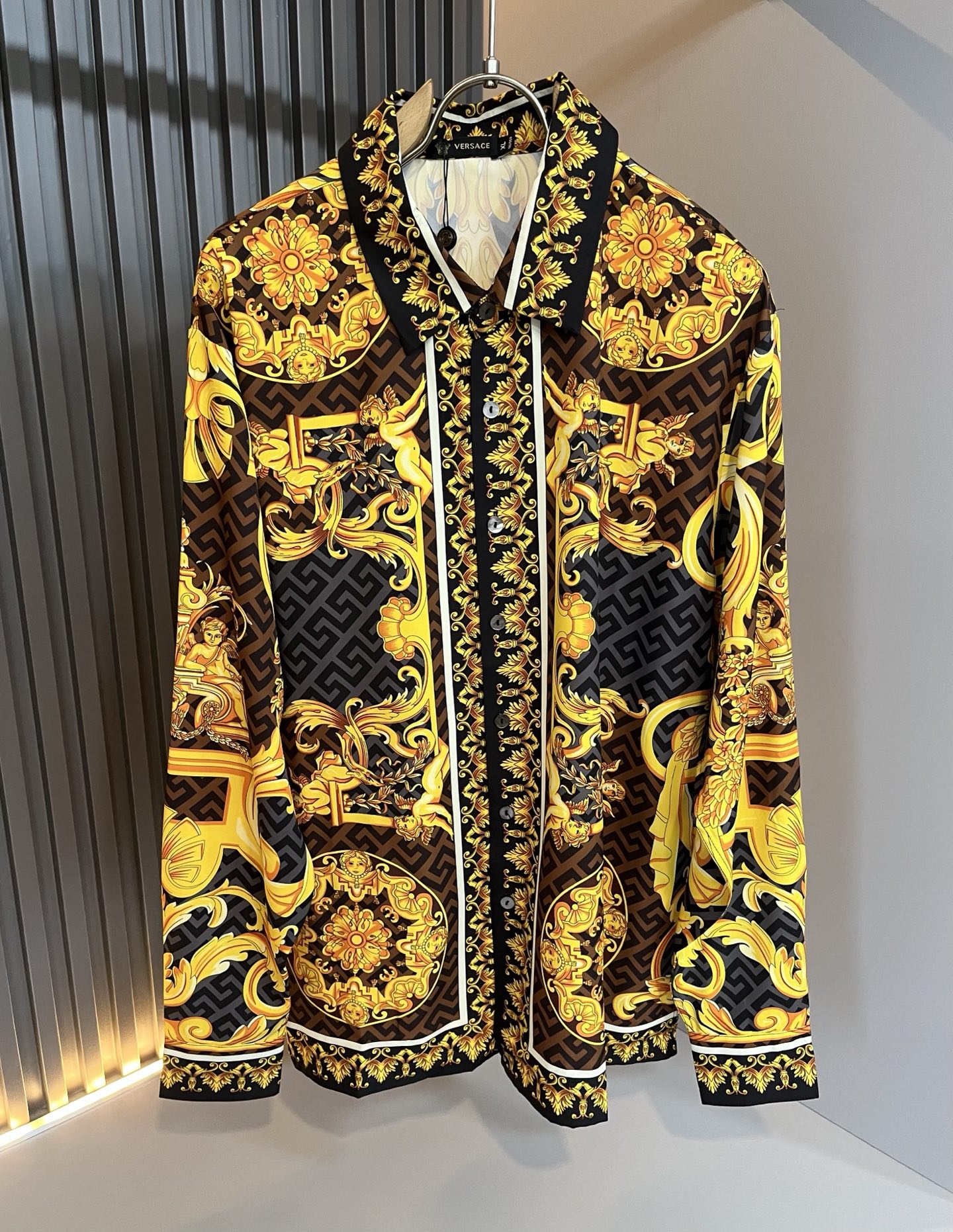 NO:514078,VERS*CE/Fan*zhe 2025 spring and summer new original single long-sleeved shirt, VERS*CE/Fan*zhe Trading Company Channel Product Value Recommendation, Panoramic Printed Letter Logo Pattern Decoration is exquisitely highlighted by the gradient effect!  The heavy craftsmanship is created with a strong three-dimensional sense, and only advanced German equipment can produce it, highlighting the invincible visual luxury, with a very high craftsmanship level and a very important craftsmanship!  Customer-supplied imported poplin cotton fabric, excellent skin-friendly, extremely perfect details, impeccable, excellent upper body effect, very eye-catching, unquestionable, excellent return rate, excellent items in the closet to improve vision, are very handsome, whether they are worn inside or alone. Size M-3XL, versace, alexander wang19860909VERS*CE/范*哲 2025春夏新品原单长袖衬衣,VERS*CE/范*哲 贸易公司渠道 产品 值的推荐 ,全景印花字母logo图案装饰极为精致凸显渐变效果！重磅工艺打造,立体感极强,唯有德国先进设备方能制作,凸显了视觉无敌的震撼奢华,工艺水准极高,非常重工匠心！客供进口府绸棉面料,亲肤性绝佳,细节极致完美,无可挑剔,上身效果非常出色,非常招眼吸睛,回头率毋庸置疑,衣橱里改良视觉的绝佳单品,无论内搭还是单穿都爆帅十足.尺码M-3XL,,versace,alexander wang,Men's clothing