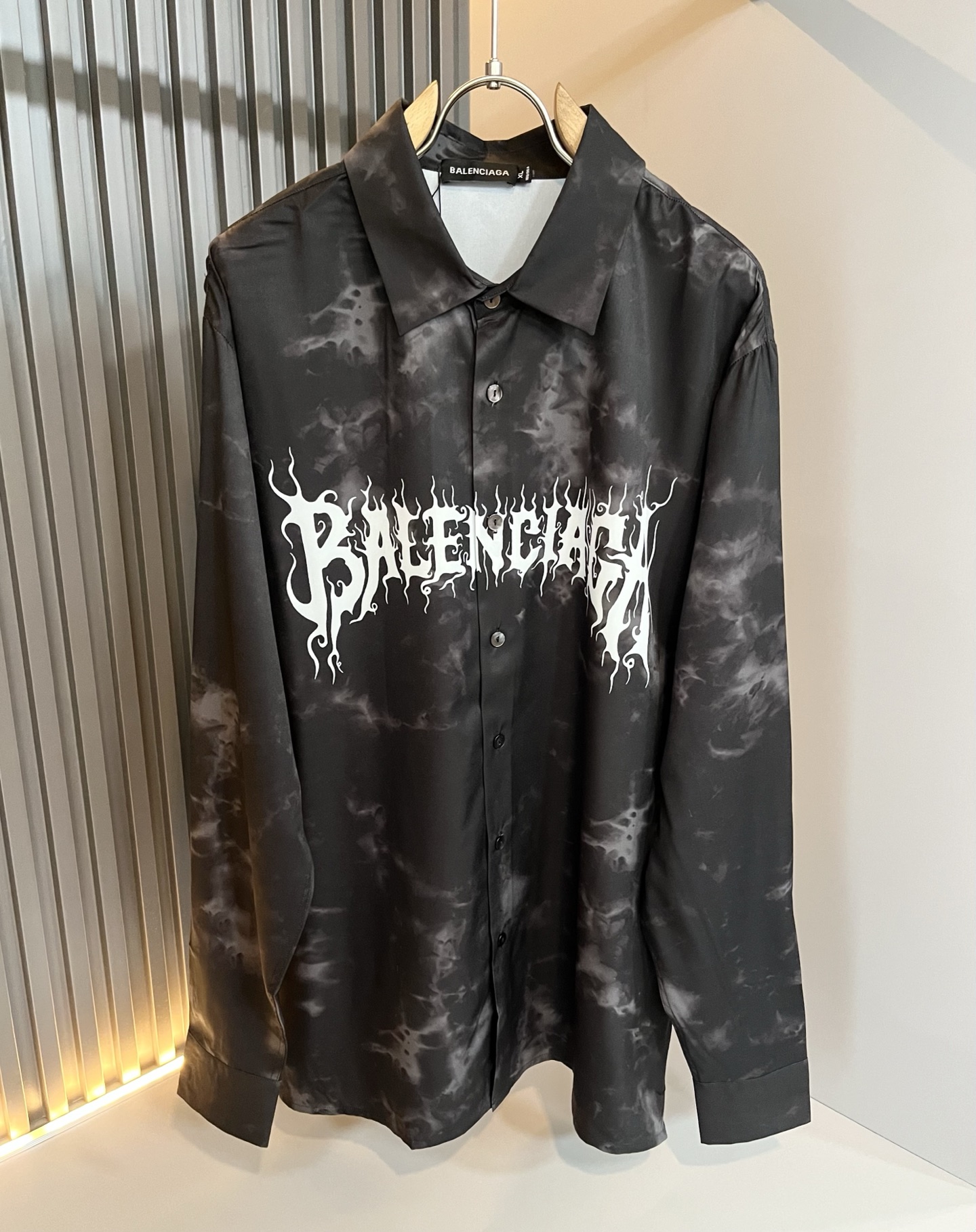 NO:519669,BALENCI*GA Paris* Home 2025 Spring and Summer New Men's and Women's Same Shirts, Fashionable and Casual Short-Sleeve Shirts, Chest-Login Printing Design!  The most designed and selected poplin cotton fabric is soft and skin-friendly, comfortable and breathable, and you can’t picky about it. The real thing will definitely make you love it!  Loose, small, shoulder-dead round neck cut, genderless couple mixed styles, opening up a new fashion charm!  Differentiate the market version of the high-end custom series!  Size M-3XL, balenciaga, T-shirt, alexander wang19860909BALENCI*GA巴黎*家 2025春夏新款男女同款衬衣,走秀图案印花时尚休闲短袖衬衣,胸前logo印花设计！极具设计精选客供府绸棉面料,手感柔软亲肤,着身舒适透气性都无法挑剔,实物绝对会让你爱不释手！宽松小落肩的圆领版型裁剪,无性别主义的情侣混穿款式,打开全新的时装新韵味！区别市场版本高定系列！尺码M-3XL,,balenciaga,T-shirt,alexander wang,Men's clothing