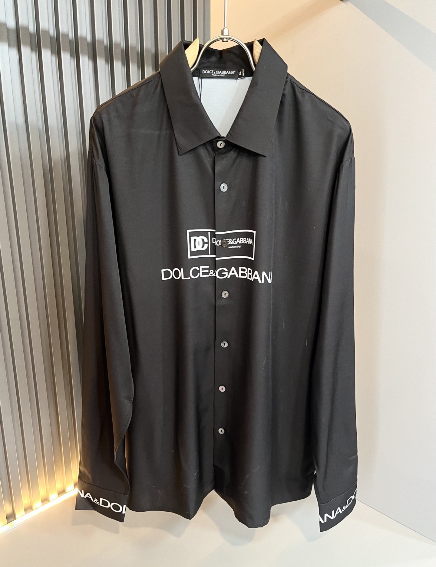 NO:519679,Dolce&Gabba*a 2025 spring and summer new men and women's shirts are available at the same time in the counter!  Customized exclusive silk cotton fabric, with letter logo pattern printing technology design on the chest!  Simple and generous, calm and versatile, extremely high-end, perfectly integrated with fashion and style, a top fashionable style that perfectly suits the outside wear!  The overall feeling is natural!  The ultimate classic versatile short-sleeved T-shirt, the ultimate heavy industry and the ultimate perfection!  Fans who pursue high quality are please buy them by themselves, and all fans who know the goods are invited to appreciate this model together!  !  Size M-3XL, Dolce & Gabbana, Dolce & Gabbana, T-shirt,tees, t-shirt,alexander wang19860909Dolce&Gabba*a 杜嘉*纳2025春夏新款男女同款衬衣,专柜同步发售！定制专属丝绸棉面料,胸前字母logo图案印花工艺设计！简约大方,从容百搭,档次极高,完美融入时尚还有风情感一款完美符合外穿的顶尖时髦气质款！整体给人浑然天成的感觉！极致经典的百搭型短袖T恤,极致的重工极致的完美！追求高品质的粉丝们请自行抢购,诚邀所有识货的粉丝一同鉴赏此款！！尺码M-3XL,,Dolce&Gabbana,Dolce&Gabbana,T-shirt,tees，t-shirt,alexander wang,Men's clothing