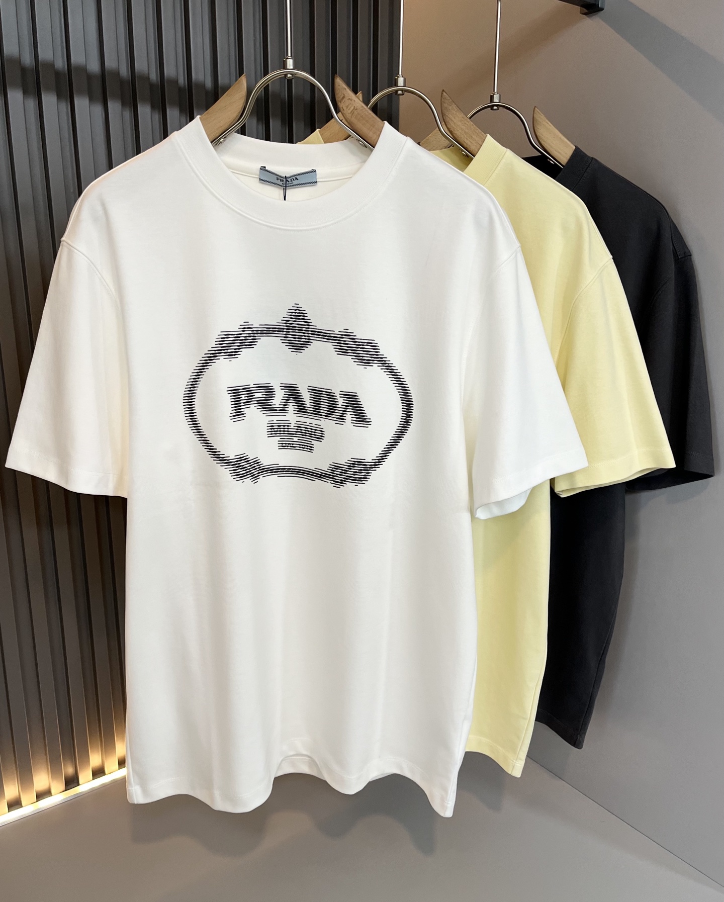 NO:512687,PRAD*A Pu*da 2025 spring and summer new short-sleeved T-shirt for men and women, the latest model is exclusively available on the entire network!  !  ~ It is classic and fashionable and versatile, who doesn’t like it? It will show the classic again. It is very pleasing to the eye and comes with a low luxury halo and recognition!  Pr*da's traditional brand concept and modern advanced technology are perfectly combined. Coupled with the extremely modern and modern minimalist design, P-family exclusive logo pattern design!  Customized 100% imported pure cotton fabric!  The texture of this model is quite touching, the specifications and grades are known with tentacles. The degree of delicateness and breathability are top-notch!  Size M-3XL, prada, T-shirt,tees, t-shirt,alexander wang19860909PRAD*A普*达2025春夏新款男女同款短袖T恤,最新款全网独家首上！！~既经典有时尚百搭,谁不爱啊,将经典再次展现,非常的耐看,自带低奢光环与辨识度！Pr*da传统的品牌理念和现代化的先进技术进行了完美结合.加上极其现代摩登风范的简约设计,p家专属logo图案设计！定制百分百进口纯棉面料！此款的质感相当感人 触手便知规格档次 细腻程度与透气效果堪称顶级！尺码M-3XL,,prada,T-shirt,tees，t-shirt,alexander wang,Men's clothing