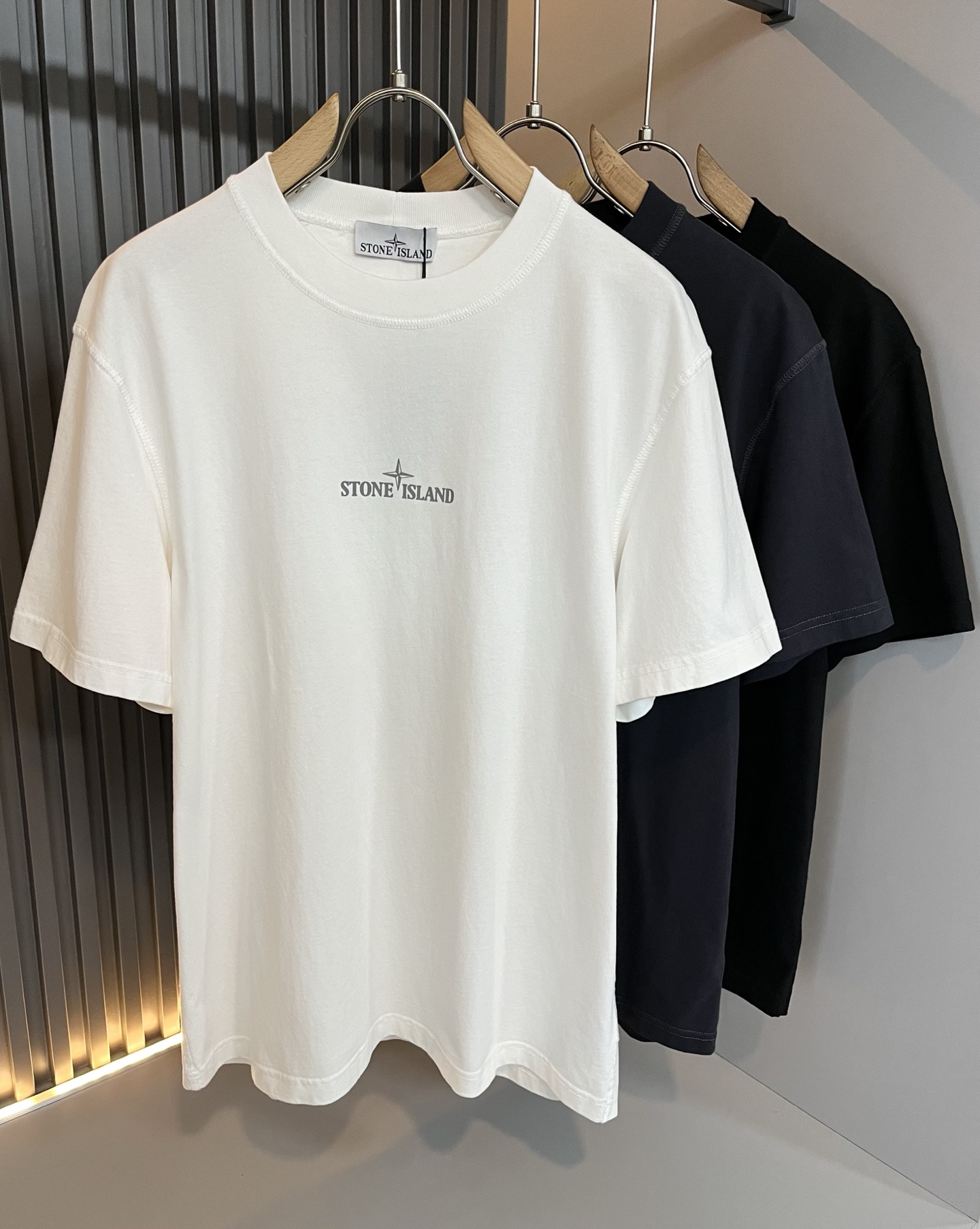 NO:512701,StoneIsland 2025 spring and summer new short-sleeved T-shirt for men and women, and the counter will be released simultaneously!  Customized exclusive 260g pure cotton fabric, customized original craft threads, chest logo pattern printing craft design!  Simple and generous, calm and versatile, extremely high-end, perfectly integrated with fashion and style, a top fashionable style that perfectly suits the outside wear!  The overall feeling is natural!  The ultimate classic versatile short-sleeved T-shirt is designed with the latest three-dimensional letter logo elements!  The ultimate perfection of heavy industry!  Fans who pursue high quality are please buy them by themselves, and all fans who know the goods are invited to appreciate this model together!  !  Size M-3XL, T-shirt,tees,t-shirt,alexander wang19860909StoneIsland 石头岛2025春夏新款男女同款短袖T恤,专柜同步发售！定制专属260克纯棉面料,定制原版工艺螺纹,胸前logo图案印花工艺设计！简约大方,从容百搭,档次极高,完美融入时尚还有风情感一款完美符合外穿的顶尖时髦气质款！整体给人浑然天成的感觉！极致经典的百搭型短袖T恤,采用最新的立体字母logo元素设计！极致的重工极致的完美！追求高品质的粉丝们请自行抢购,诚邀所有识货的粉丝一同鉴赏此款！！尺码M-3XL,,T-shirt,tees，t-shirt,alexander wang,Men's clothing