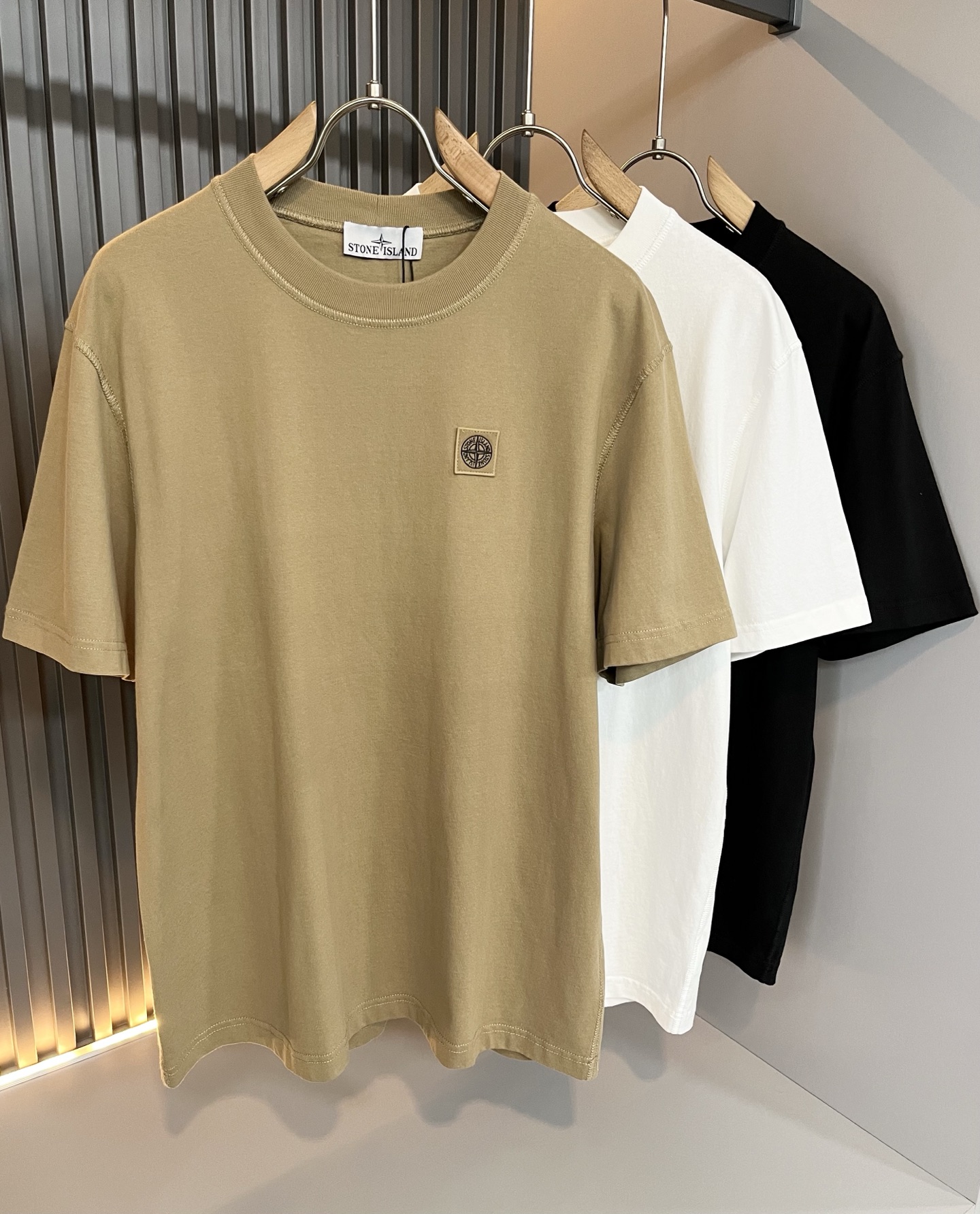 NO:512693,StoneIsland 2025 spring and summer new short-sleeved T-shirt for men and women, and the counter will be released simultaneously!  Customized exclusive 260g pure cotton fabric, customized original craft threads, chest logo pattern embroidery craft design!  Simple and generous, calm and versatile, extremely high-end, perfectly integrated with fashion and style, a top fashionable style that perfectly suits the outside wear!  The overall feeling is natural!  The ultimate classic versatile short-sleeved T-shirt is designed with the latest three-dimensional letter logo elements!  The ultimate perfection of heavy industry!  Fans who pursue high quality are please buy them by themselves, and all fans who know the goods are invited to appreciate this model together!  !  Size M-3XL, T-shirt,tees,t-shirt,alexander wang19860909StoneIsland 石头岛2025春夏新款男女同款短袖T恤,专柜同步发售！定制专属260克纯棉面料,定制原版工艺螺纹,胸前logo图案刺绣工艺设计！简约大方,从容百搭,档次极高,完美融入时尚还有风情感一款完美符合外穿的顶尖时髦气质款！整体给人浑然天成的感觉！极致经典的百搭型短袖T恤,采用最新的立体字母logo元素设计！极致的重工极致的完美！追求高品质的粉丝们请自行抢购,诚邀所有识货的粉丝一同鉴赏此款！！尺码M-3XL,,T-shirt,tees，t-shirt,alexander wang,Men's clothing