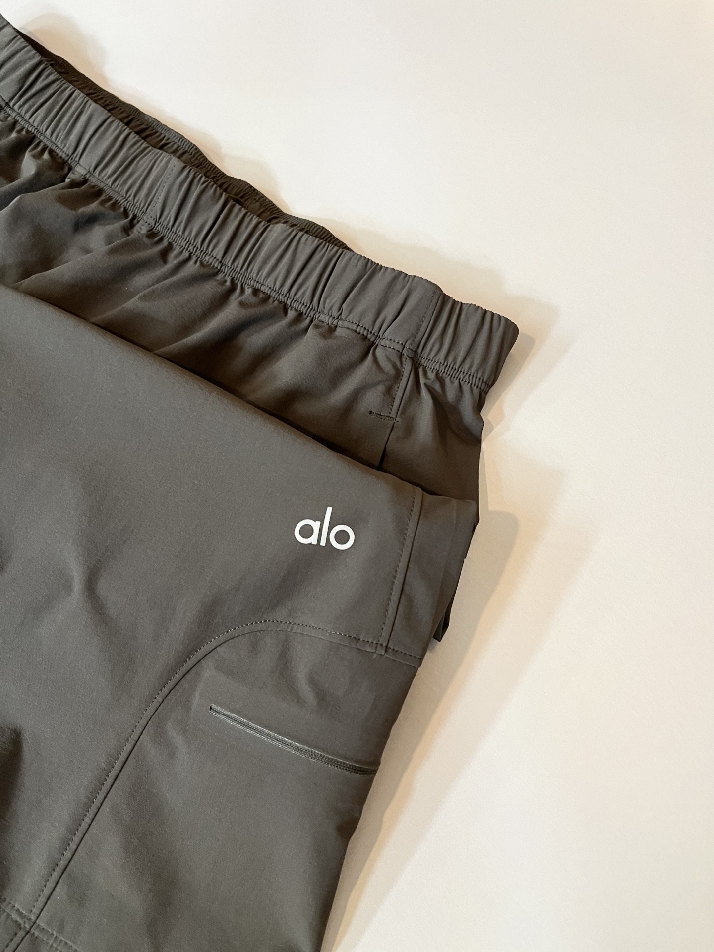 Alo 2025春夏新款男士休闲短裤，高端品质之选……一款休闲裤兼备的百搭裤装，也是男士衣橱里不可缺少的